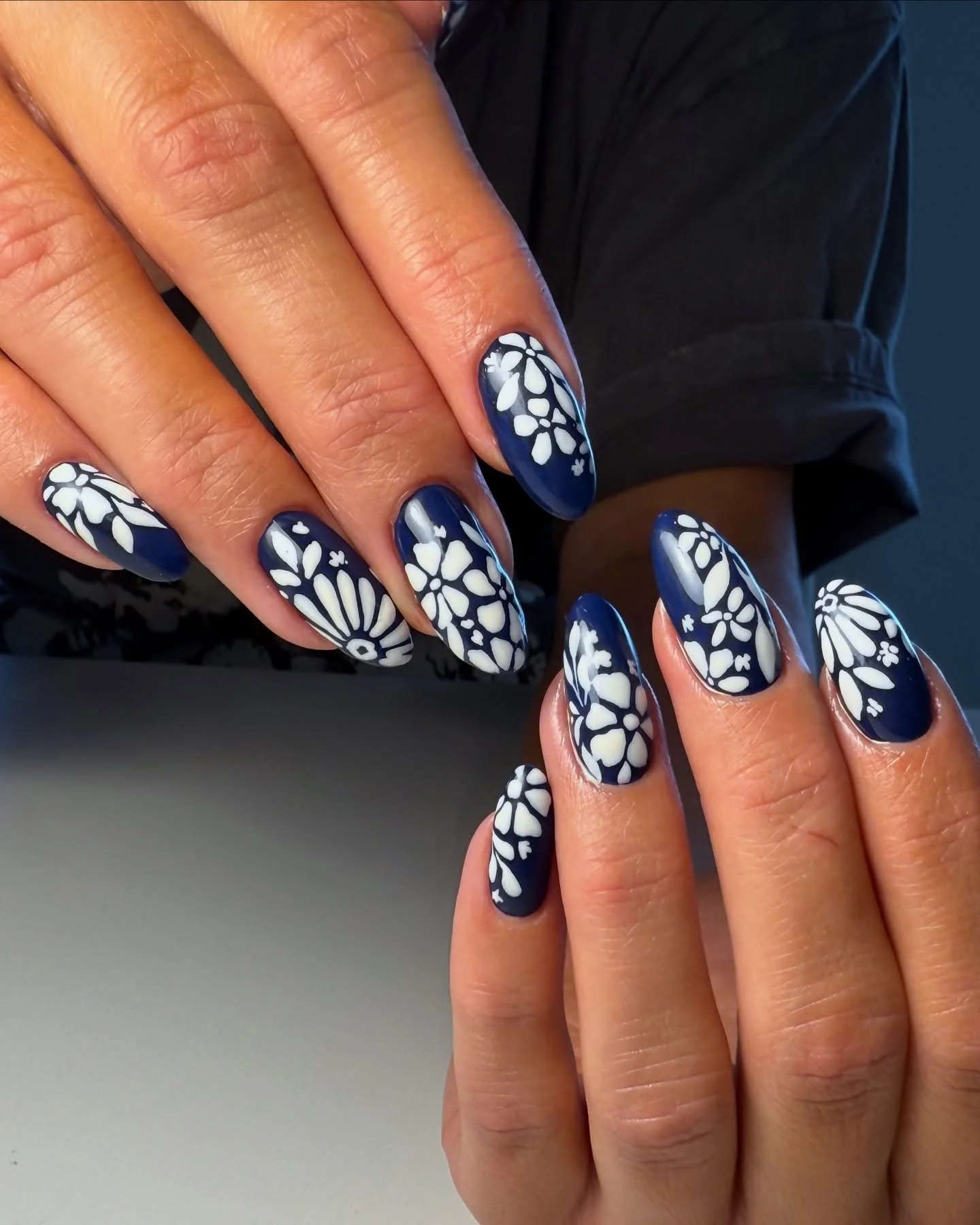 Would you do this set?!

These were so fun to do! I am a floral girl through and through! Fall sets are getting me really excited!!

#fallnailinspo #radnailbar #navynails #structuredmanicure