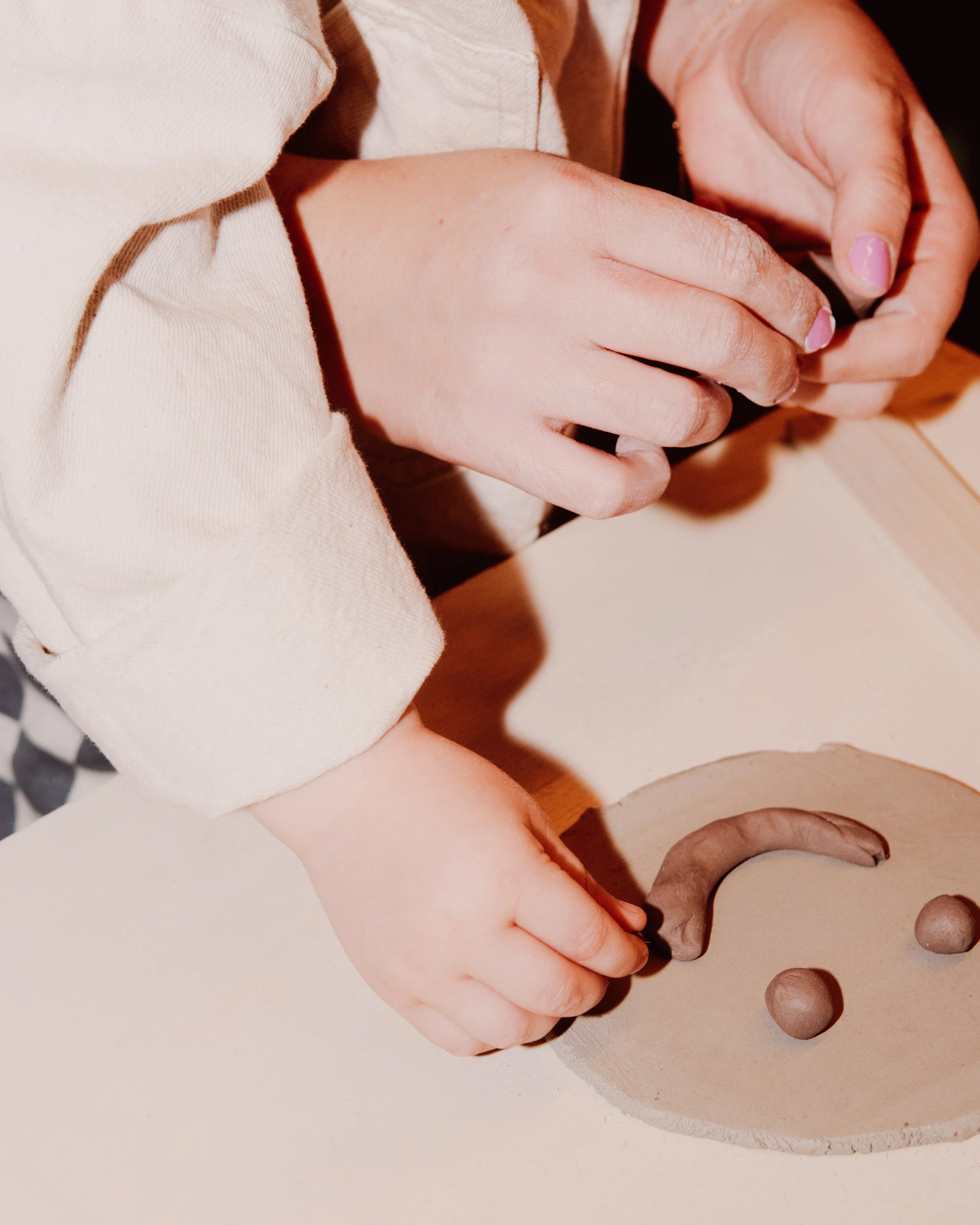 Un enfant qui fait du modelage