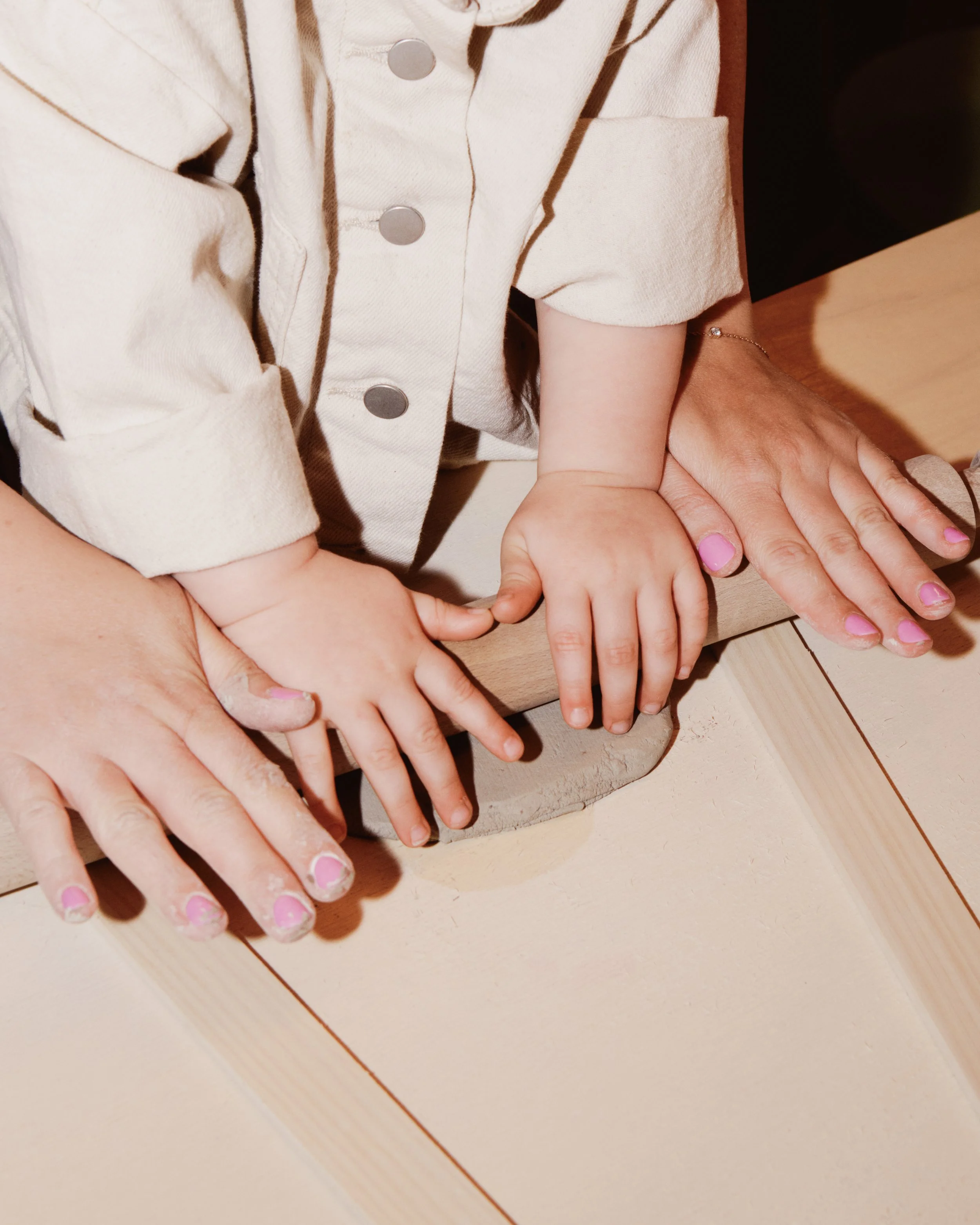 Une main d'adulte et une main d'enfant modèle de la terre