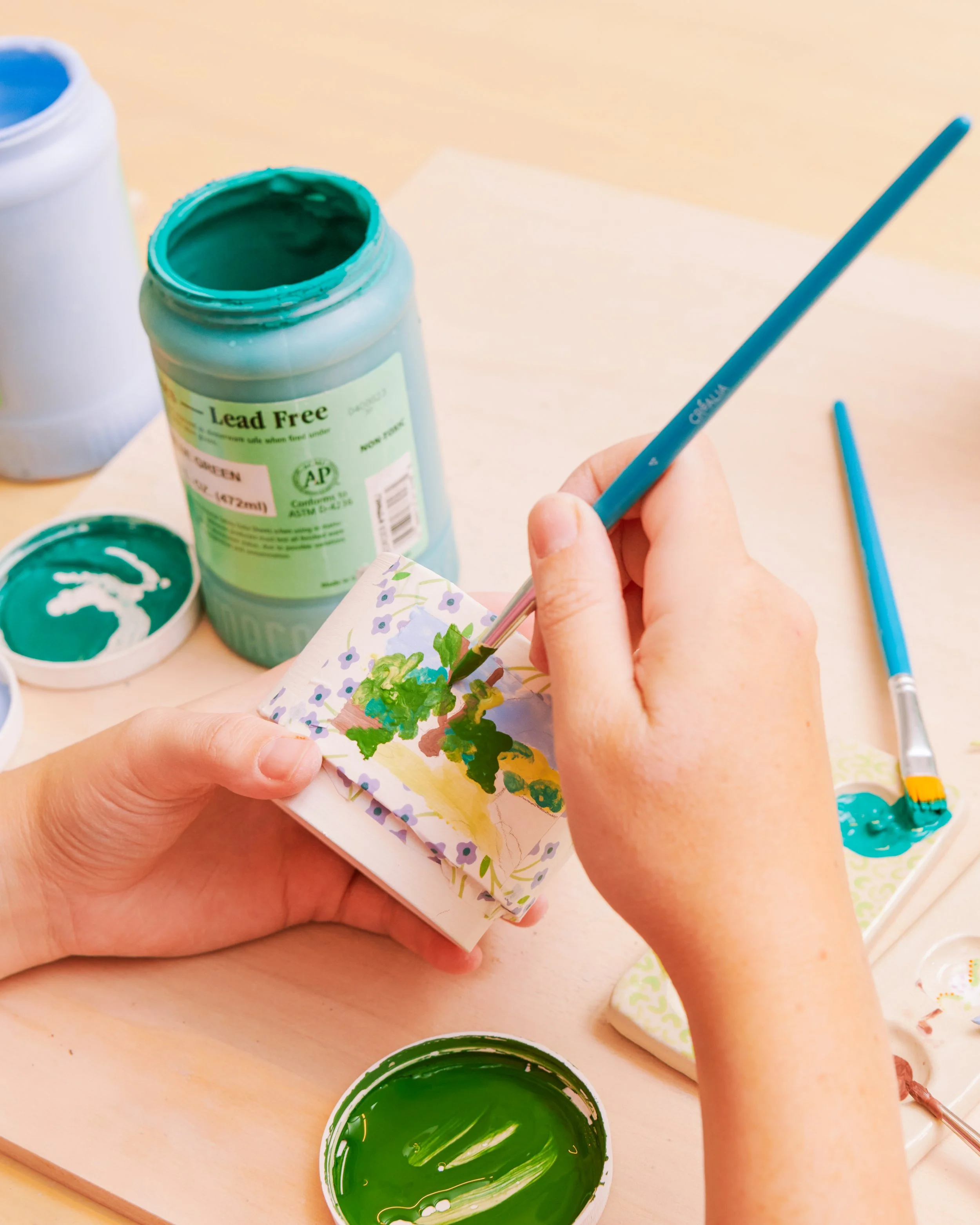 Découvrez les techniques de décor à l'engobe - de l'argile colorée qui s'applique sur la terre crue