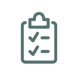 Clipboard mit zwei Häkchen auf einer Checkliste