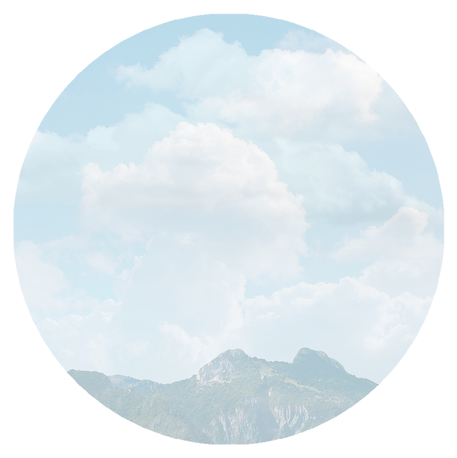 Berge, Wolken und blauer Himmel