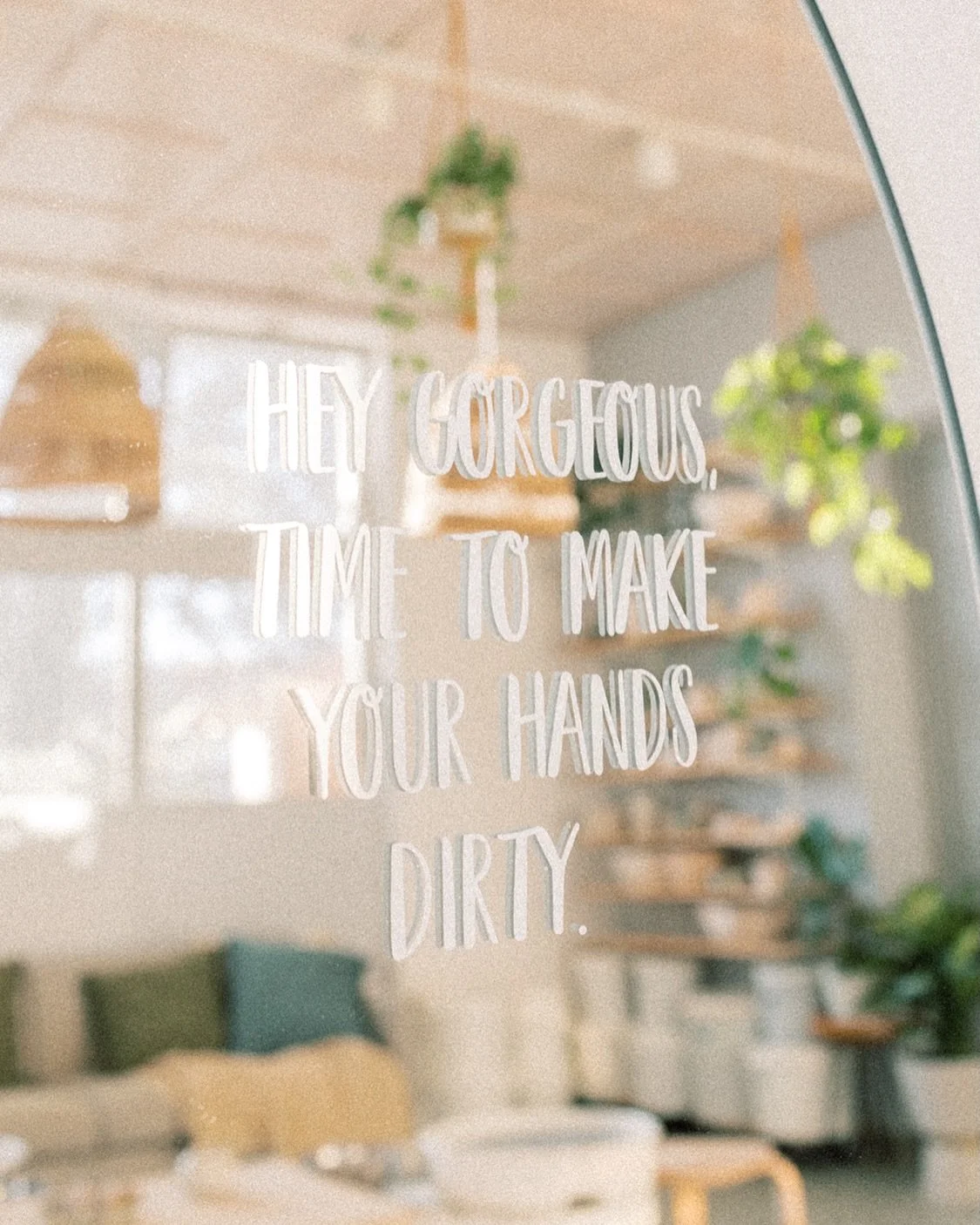 Das Studio strahlt im Fr&uuml;hlingslicht und freut sich auf eure kreative Energie! ☀️🌱