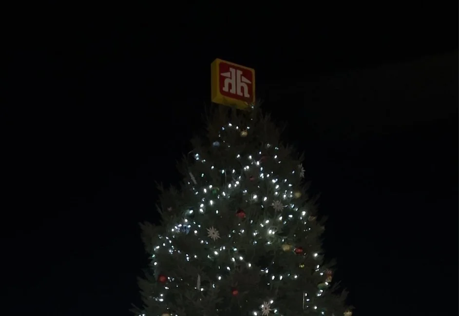 Lakefield community gathers for tree lighting at Kawartha Home Hardware site