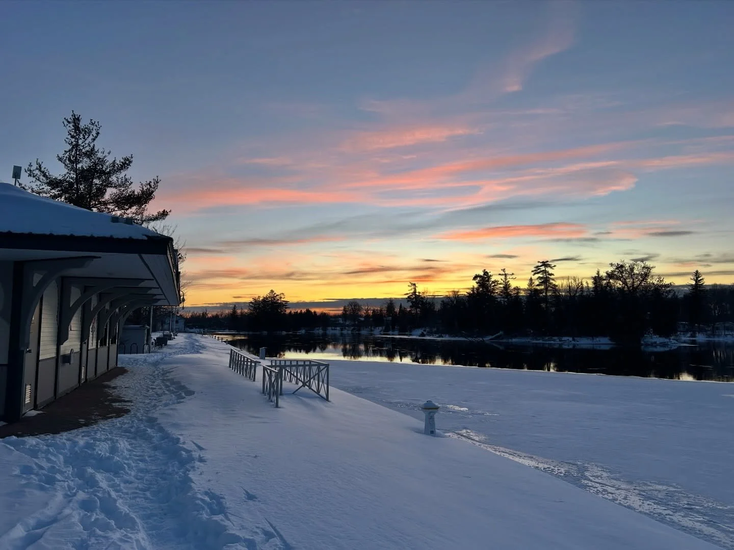 The groundhog says an early Spring, what do you think? 🌷 

#lakefieldontario #otonabeeriver #trentsevernwaterway #kawarthas #groundhogday