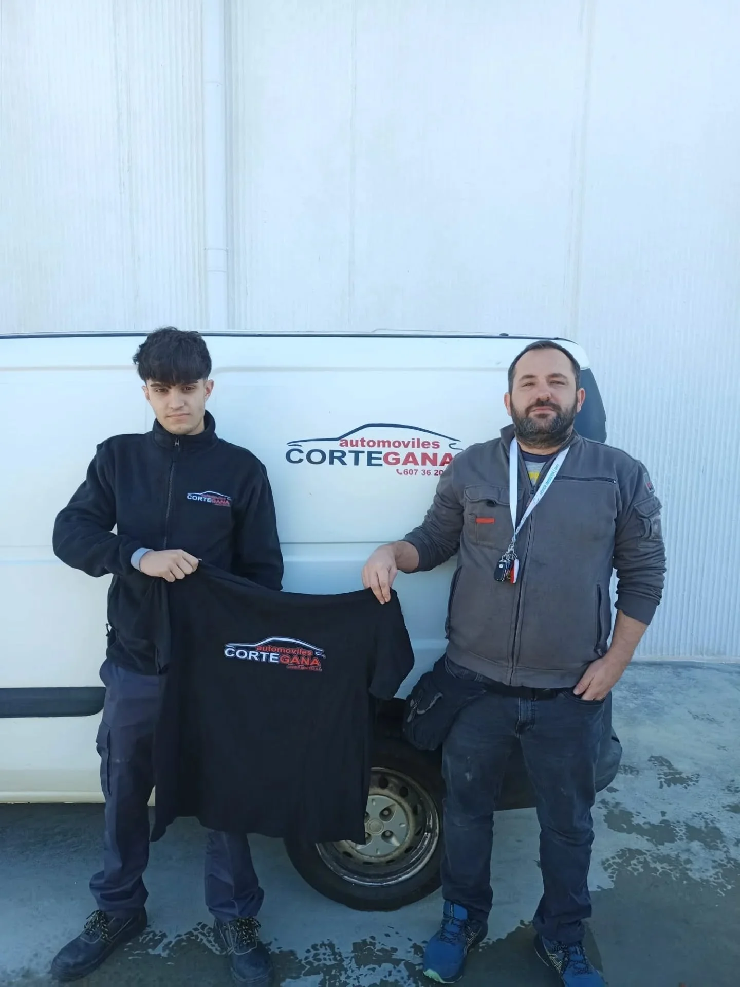 🚐💡 &iexcl;Aprender haciendo!
Queremos agradecer a Javier Ben&iacute;tez S&aacute;nchez, alumno de 1&ordm; de Automoci&oacute;n A, por la donaci&oacute;n de esta furgoneta al centro a trav&eacute;s de la empresa familiar Autom&oacute;viles Cortegana