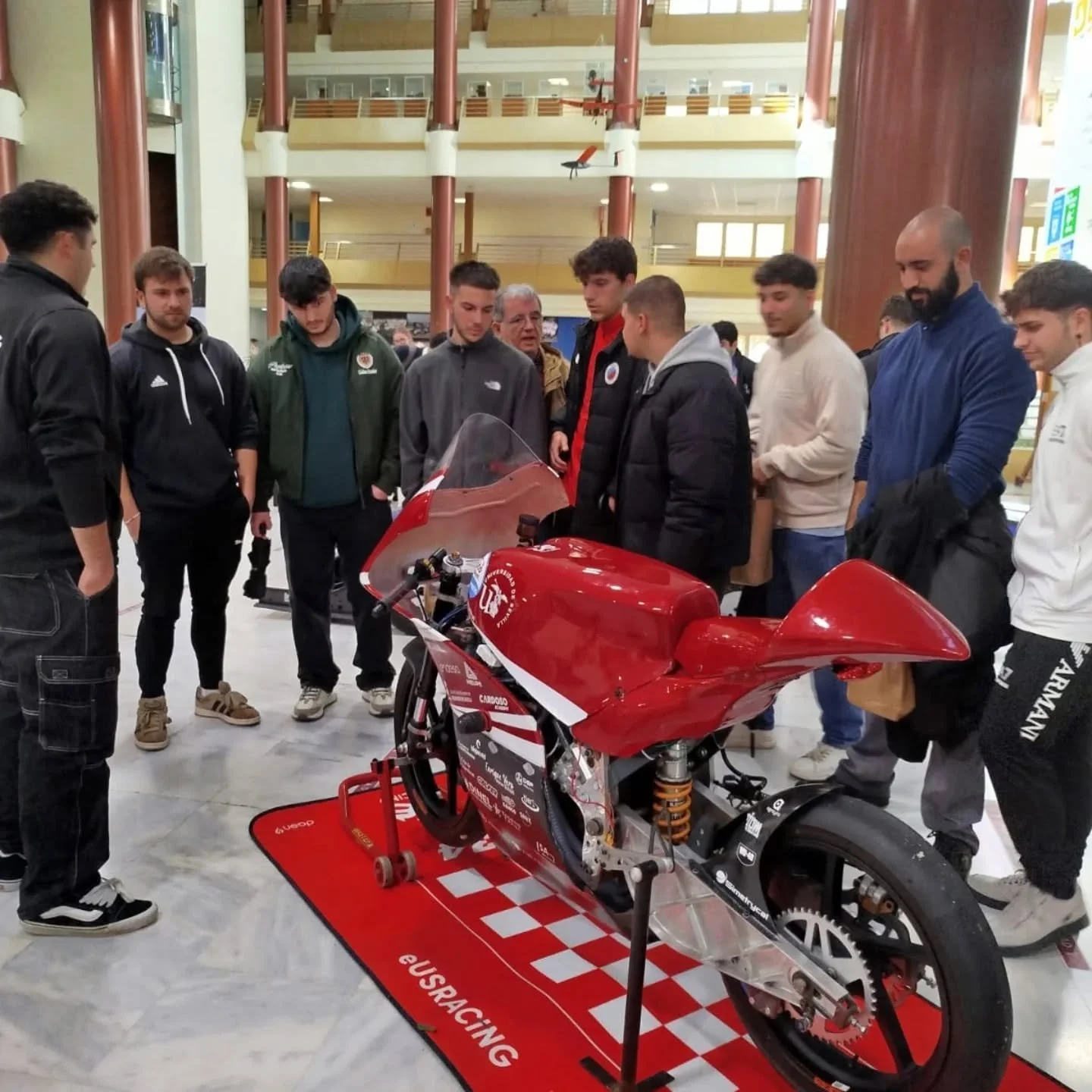 ✨ Jornadas Preuniversitarias en la ETS de Ingenier&iacute;a de la Cartuja ✨

El pasado 5 de febrero, 23 alumnos de 2&ordm; de Grado Superior de nuestro centro asistieron a las Jornadas Preuniversitarias de la Escuela T&eacute;cnica Superior de Ingeni