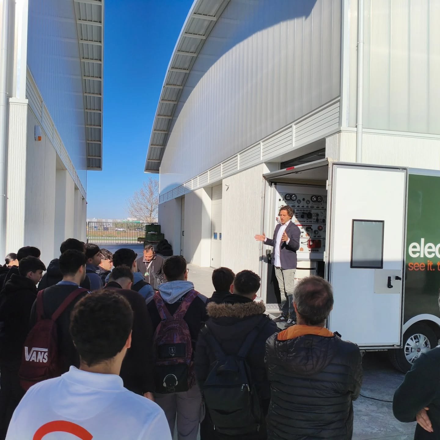 Hoy hemos recibido la visita de Javier y Jos&eacute;, representantes de Electude Espa&ntilde;a, quienes han tra&iacute;do al centro varias maquetas&ndash;simuladores dise&ntilde;adas para mejorar la experiencia de aprendizaje de nuestro alumnado.

Es