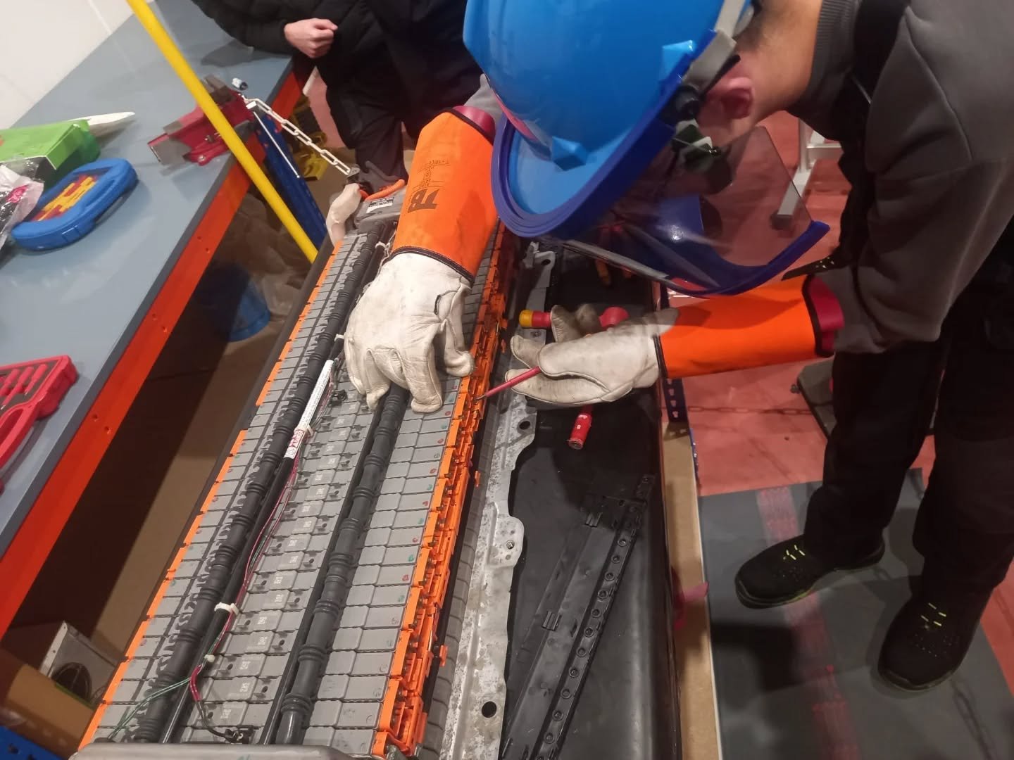 ⚡ Diagnosticando y trabajando con distintas bater&iacute;as de alta tensi&oacute;n de coches h&iacute;bridos y el&eacute;ctricos 🔧🚗

La tecnolog&iacute;a avanza, y con ella, la forma en la que entendemos la mec&aacute;nica. Preparados para el prese