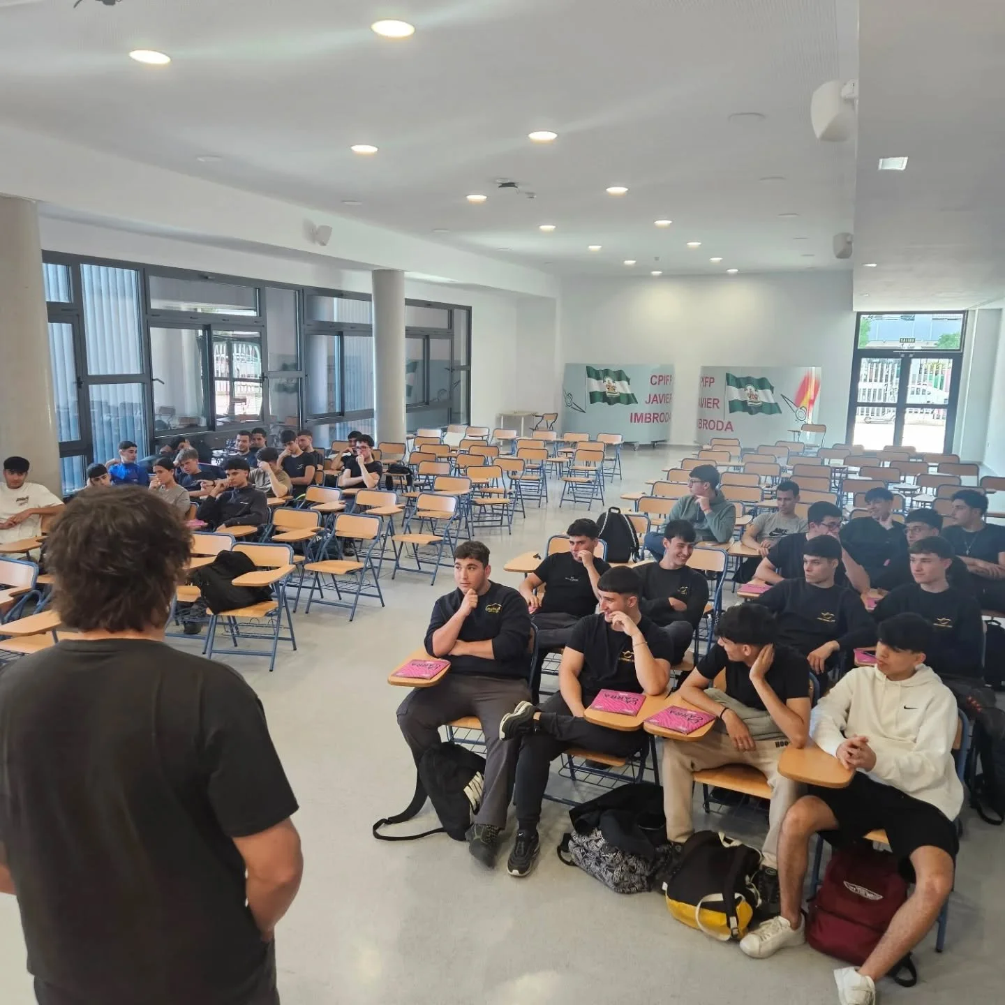 Esta semana hemos tenido el placer de recibir a Carlos Parra y Elo Cazorla, quienes han impartido unas charlas a nuestro alumnado de 1&ordm; de grado medio y superior 🙌

El objetivo ha sido acercarles al papel de los sindicatos: c&oacute;mo funciona