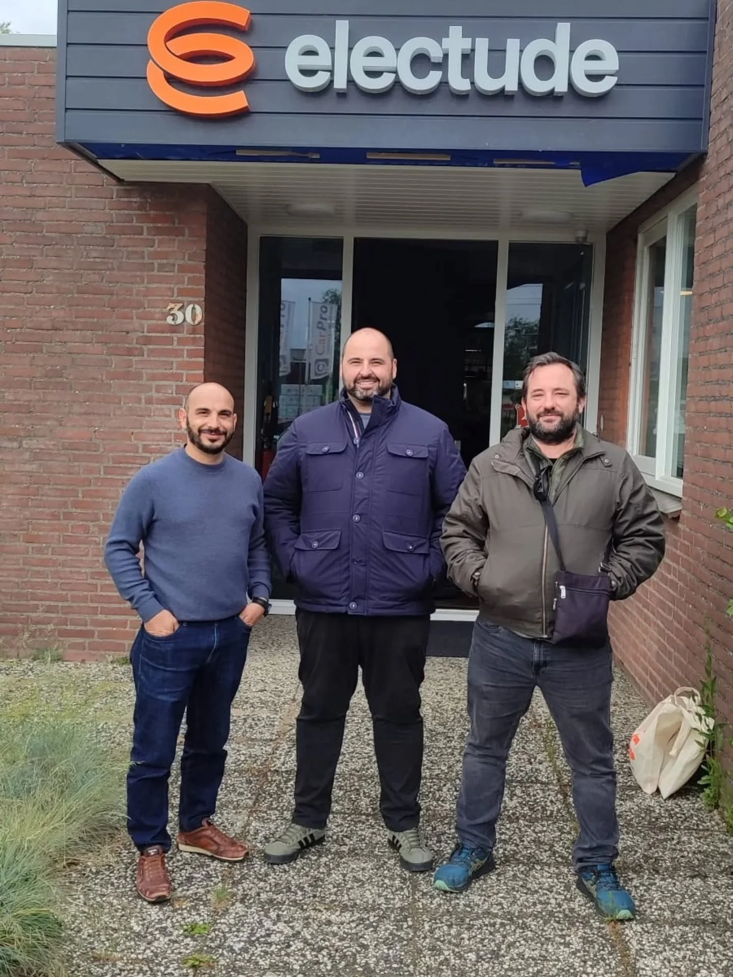 🚗✈️ El profesorado de Automoci&oacute;n de nuestro centro contin&uacute;a apostando por la innovaci&oacute;n y la formaci&oacute;n internacional.

Durante su Erasmus por Eindhoven, han realizado un curso de la plataforma Electude y visitado centros 