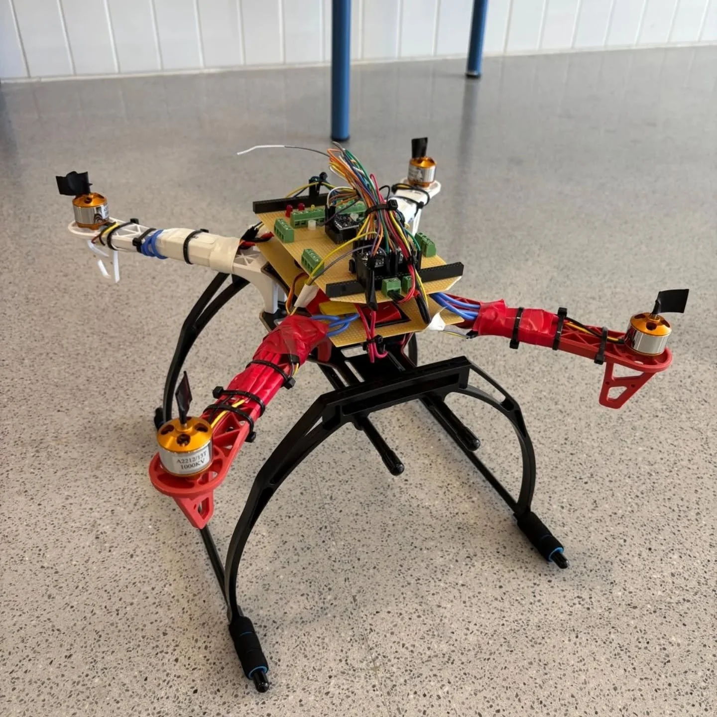 🚀✨ &iexcl;El talento de nuestro alumnado sigue volando alto! ✨🚀

🛩️ Nuestra exposici&oacute;n incorpora un impresionante Proyecto Intermodular desarrollado por estudiantes del CFGS de Mantenimiento Electr&oacute;nico: un dron controlado mediante A