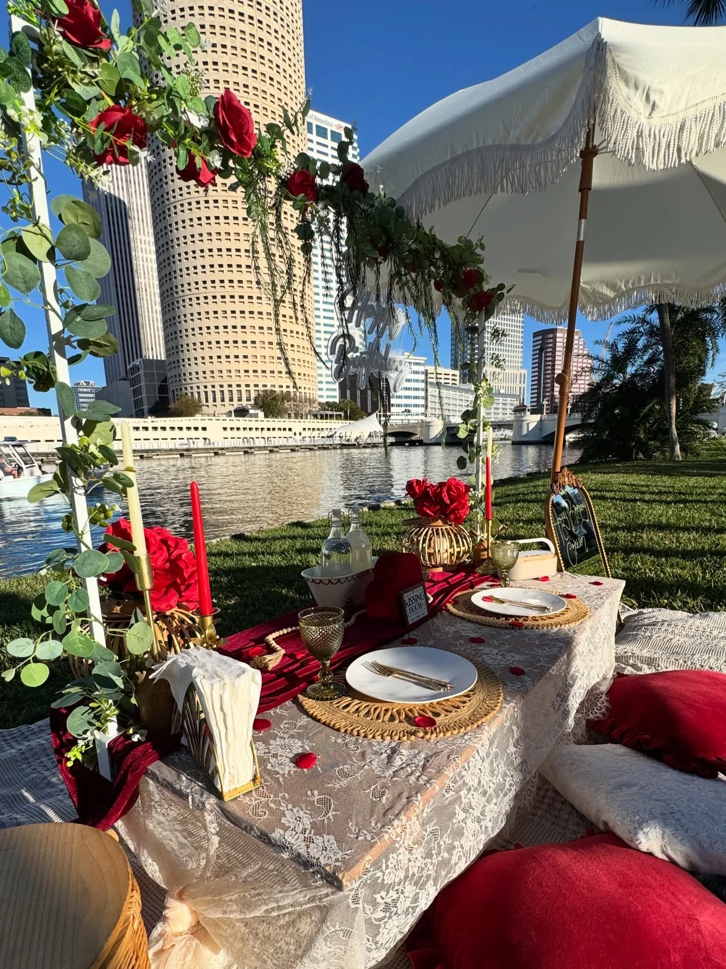 Another day, another picnic ❤️
Theme: Love Bird&rsquo;s Nest
Location: Plant Park 
&bull;
&bull;
&bull;
&bull;
#tampapicnics #picnicdate #luxurypicnics #aestheticpicnic #saintpetepicnics #fineandferalpicnics