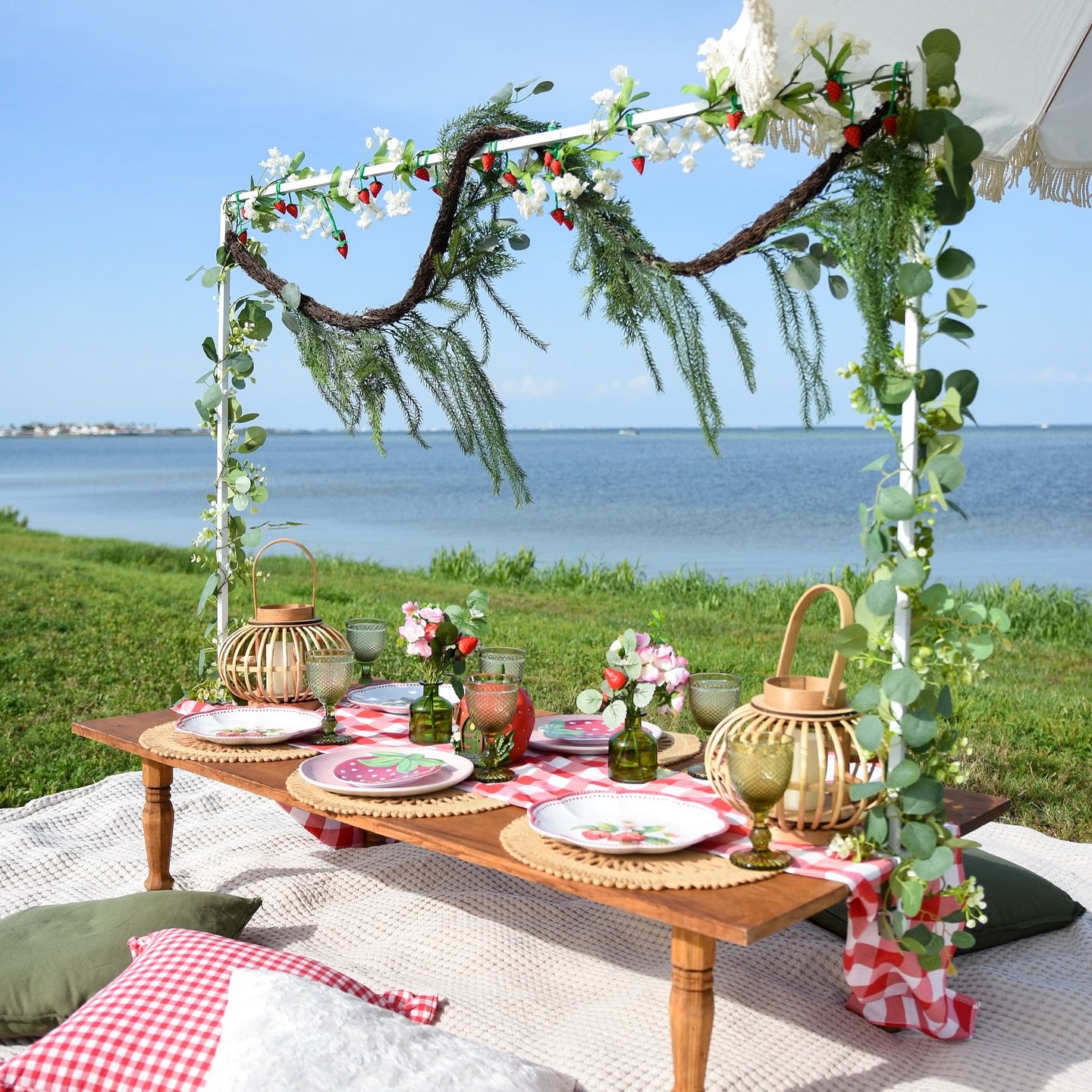 Bringing fairytale vibes to Tampa Bay one picnic at a time. Your date is waiting to be claimed! 

📸 @verahousecreative 
&bull;
&bull;
&bull;
&bull;
#picnicdate #tampapicnics #luxurypicnics #aestheticpicnic #saintpetepicnics #fineandferalpicnics #pic
