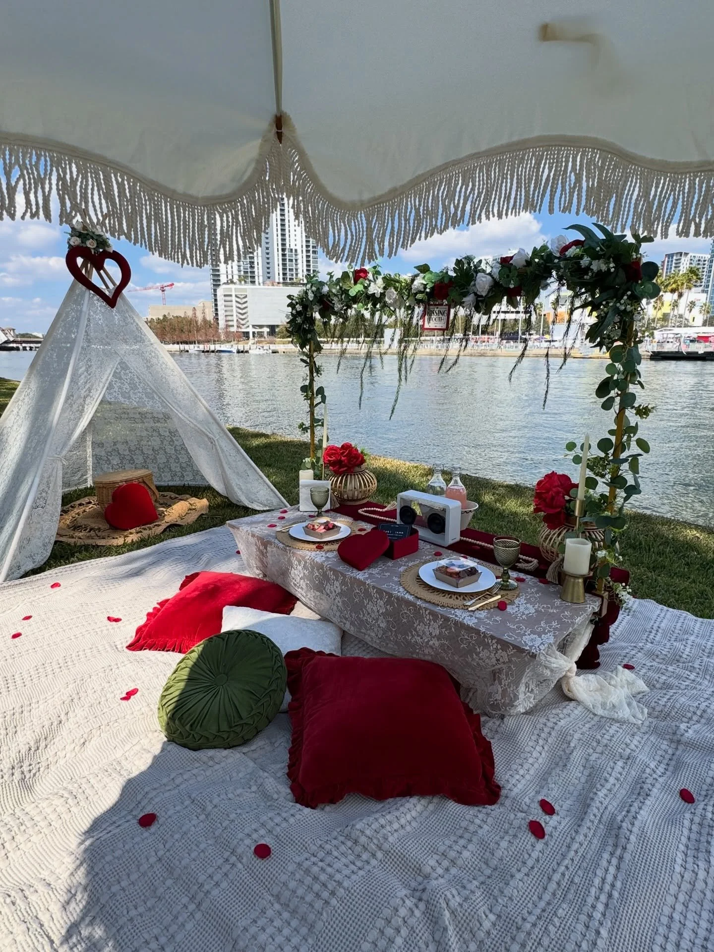 Floating on cloud 9 after this weekend! 

We appreciate everyone who booked with us for Valentine's Day! 
&bull;
&bull;
&bull;
&bull;
&bull;
#tampapicnics #luxurypicnics #saintpetepicnics