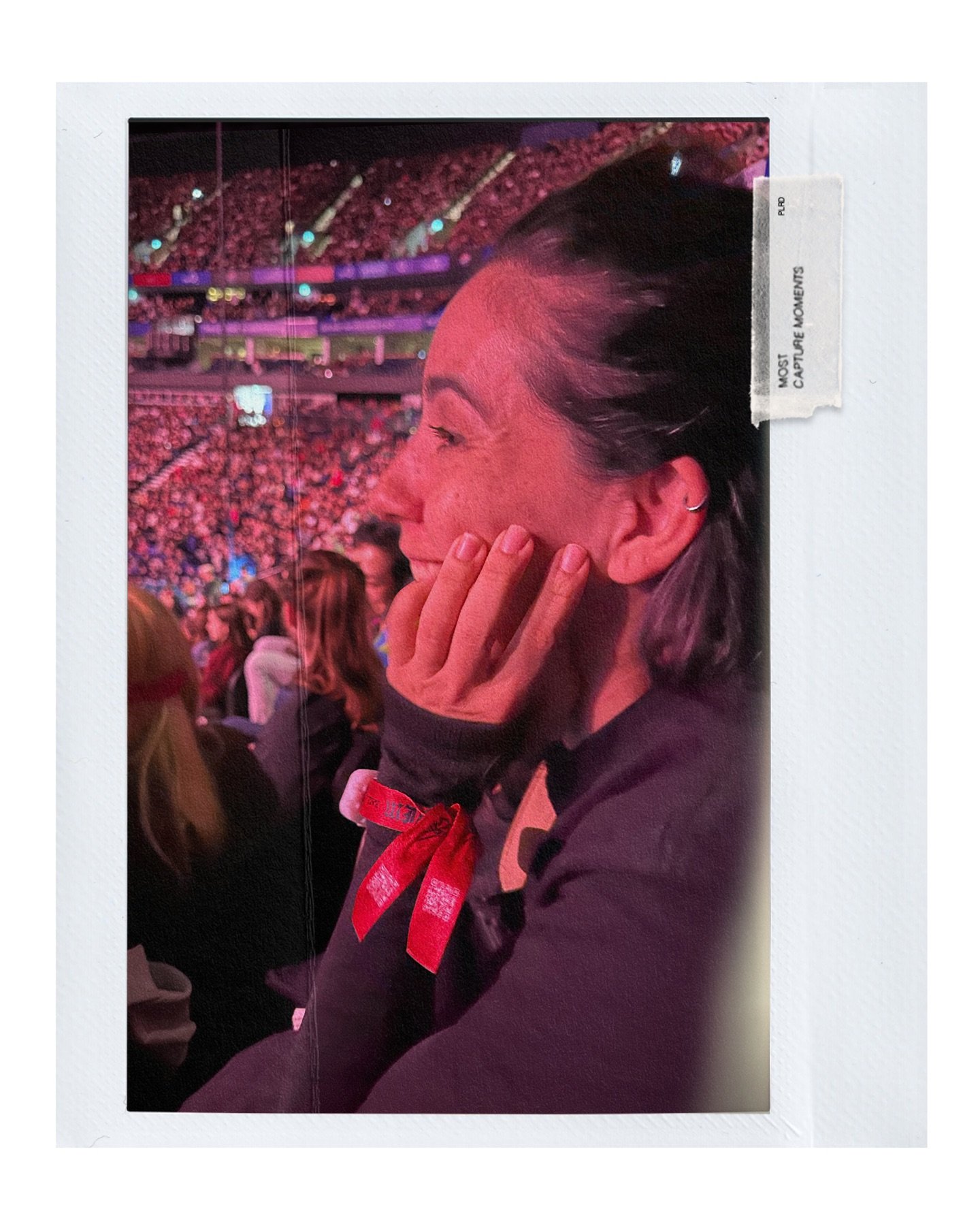 po&eacute;tica, 
simb&oacute;lica, 
teatral, 
autoral, 
pol&iacute;tica, 
densa, 
pop. 

intencional, 
em tudo que faz.

talvez meu grande rito de passagem de anivers&aacute;rio foi estar diante da minha maior refer&ecirc;ncia criativa e perceber que