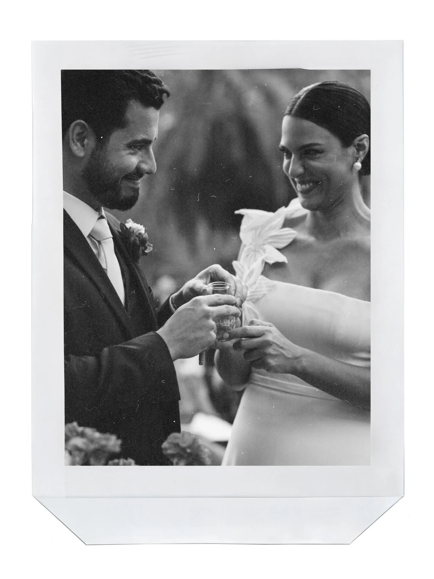 &ldquo;De estar 
mais junto,
enraizar 
mais profundo.

Laura 
na frente 
de um 
hamb&uacute;rguer
batata frita
refri de 1l

e de repente,
o convite:

vamo morar junto? 

Suspeito que s&oacute; 
o amor de Lucas
pra mover
pra fazer

Laura
aut&ocirc;nom