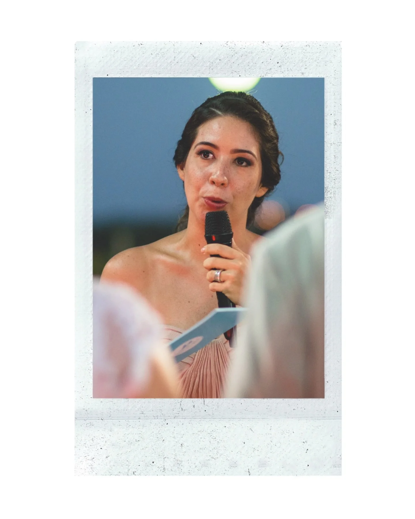 o ano era 2016. a cara assustada n&atilde;o nega: eu n&atilde;o fazia a menor ideia do que estava fazendo. celebrar casamentos estando centrada &ldquo;apenas&rdquo; na hist&oacute;ria do casal, sem chancela do estado e sem o apelo da religiosidade, e