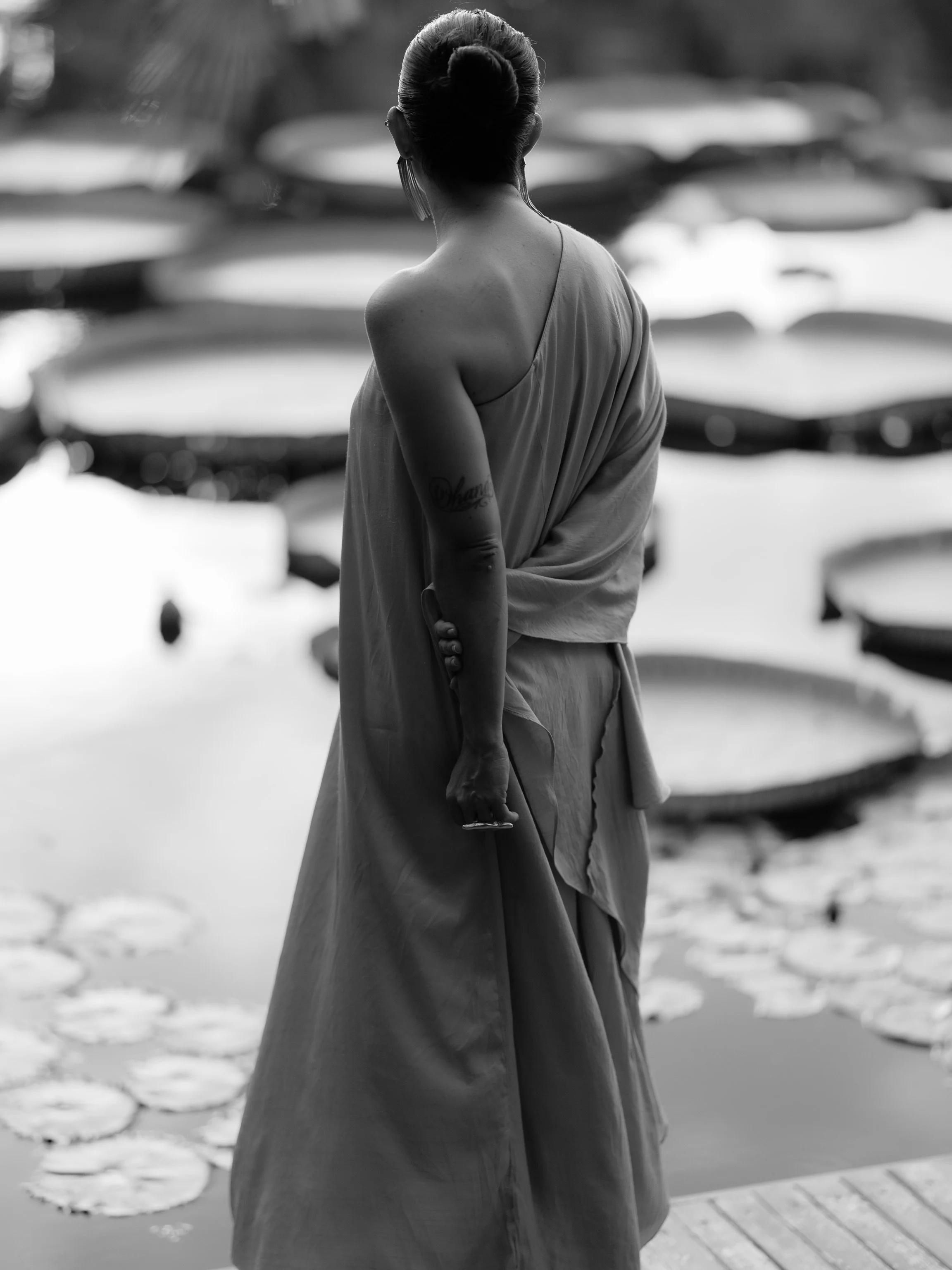 eu sei. n&atilde;o faz sentido algum postar uma foto minha de costas.&nbsp;n&atilde;o passa autoridade, profissionalismo ou confian&ccedil;a. o rosto n&atilde;o est&aacute; acess&iacute;vel, n&atilde;o h&aacute; express&atilde;o acolhedora que gere c