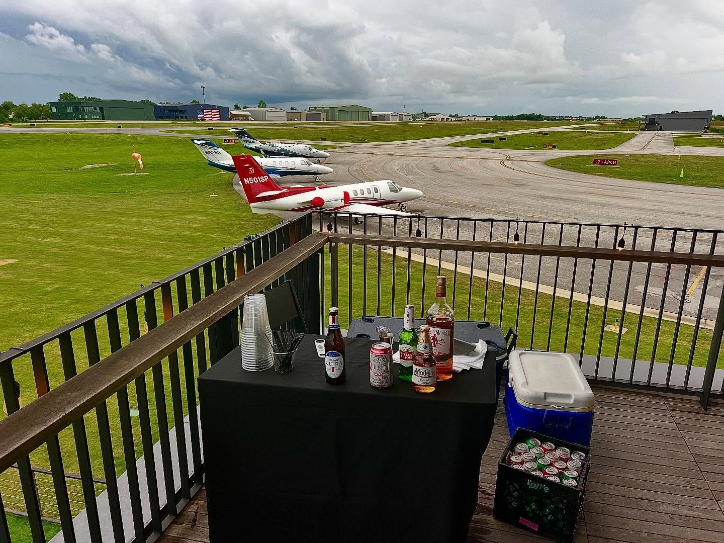 Another great happy hour! Join us every second Thursday for an exclusive menu and live music at the airport🥂 Our next happy hour is July 10!