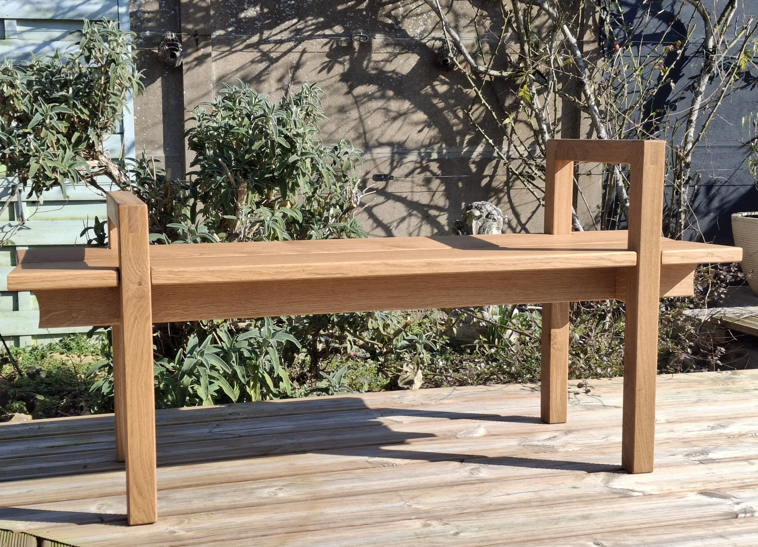 banc minimaliste design asiatique vue de face