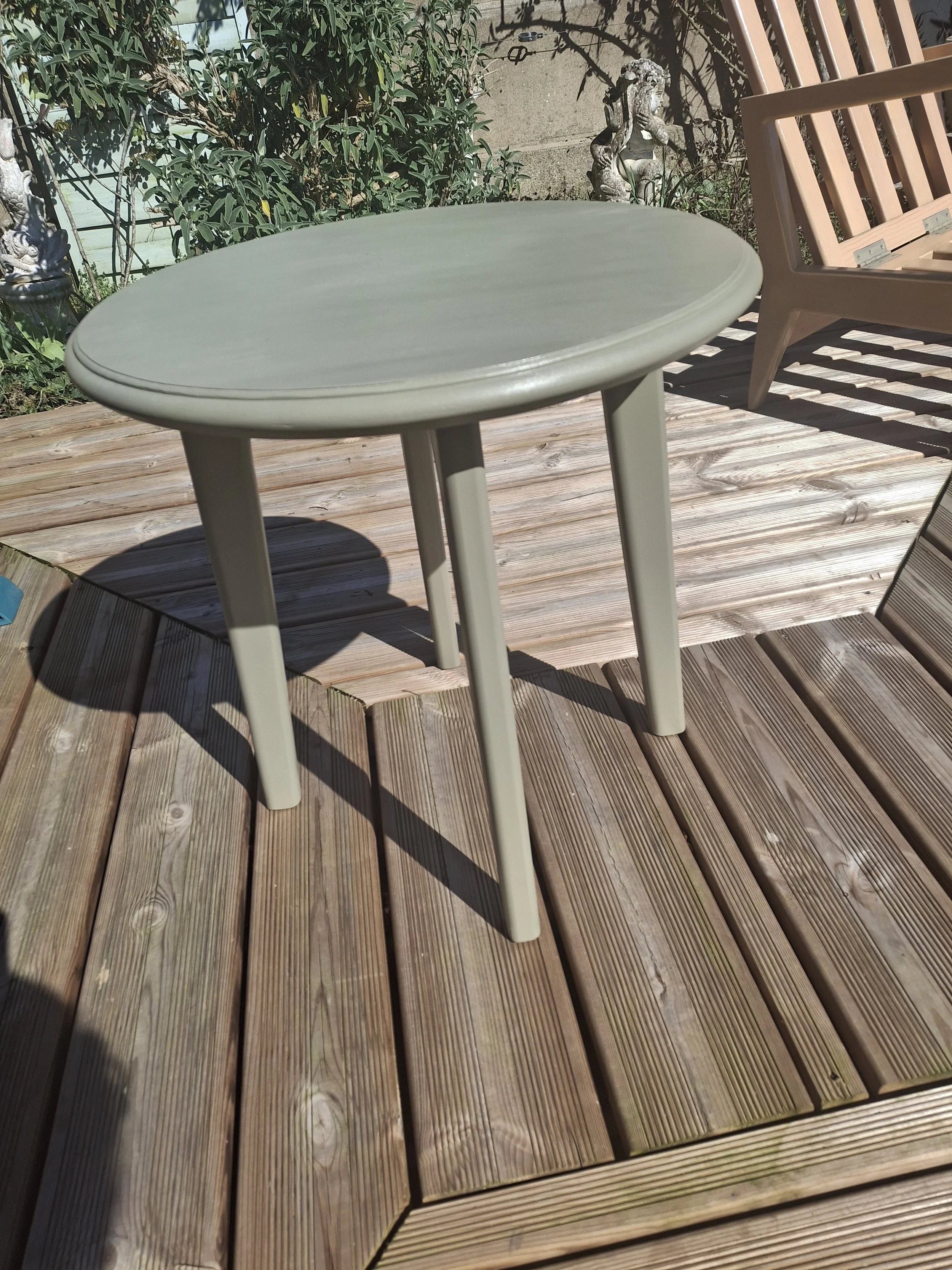 Table ronde de salon de jardin en douglas peint
