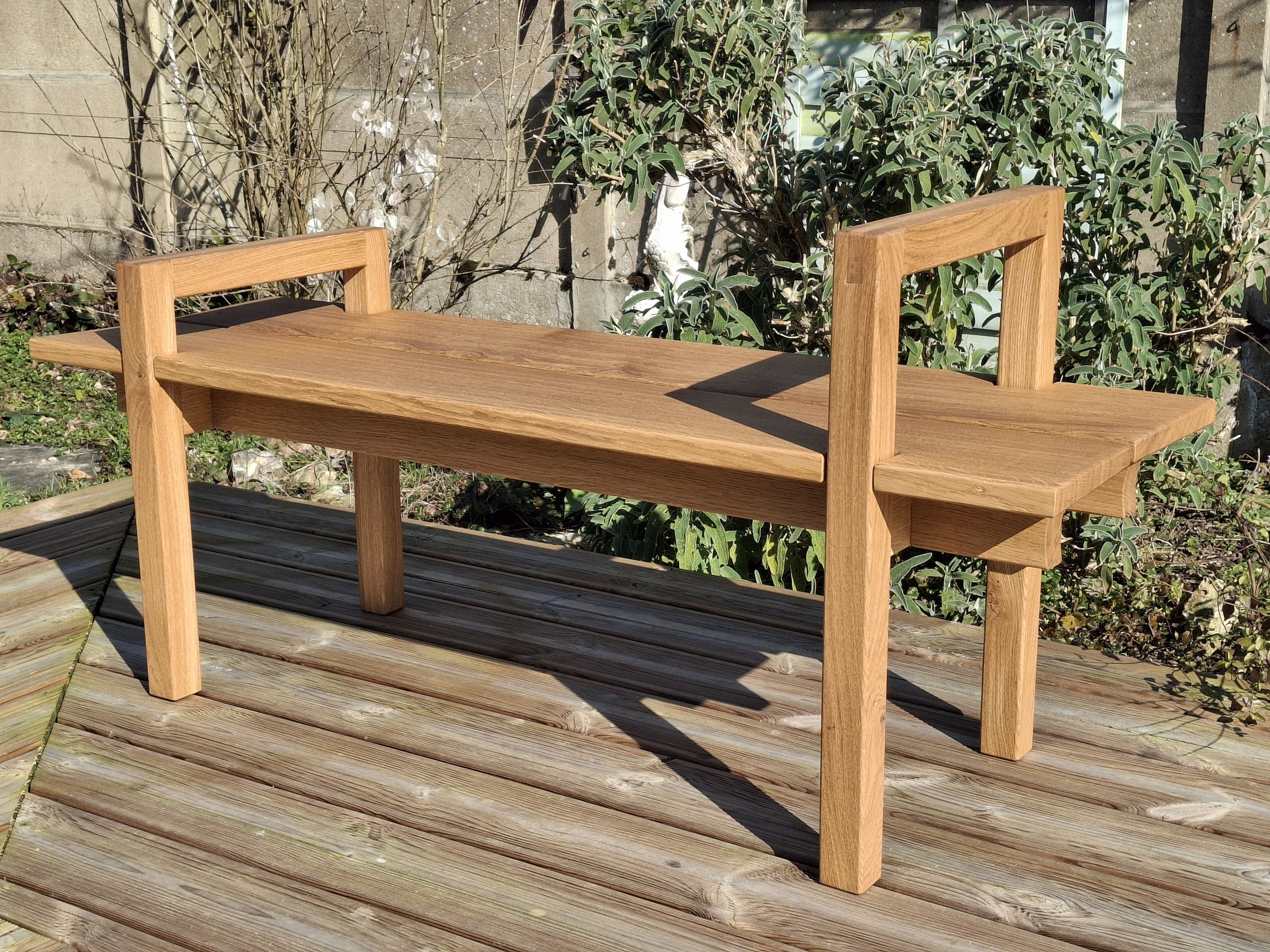 Banc minimaliste design asiatique en chêne huilé pour extérieur (fabrication sur mesure)
