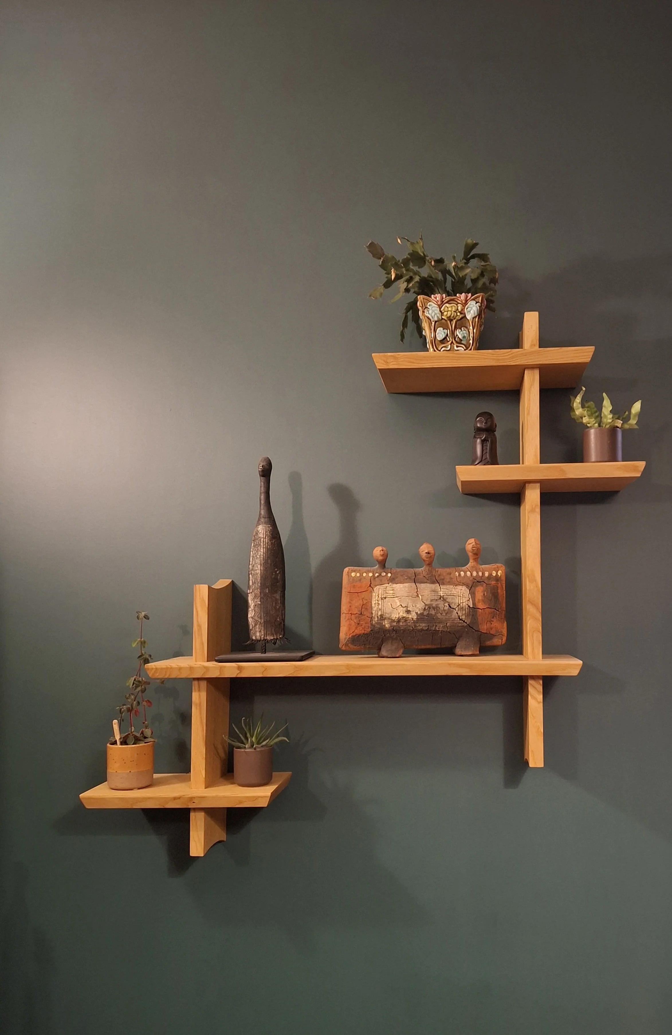 Etagère murale Tana en frêne pour intérieur ou véranda . Peut être réalisé en bois exotique ou chêne pour l'extérieur. Choix des dimensions et des formes