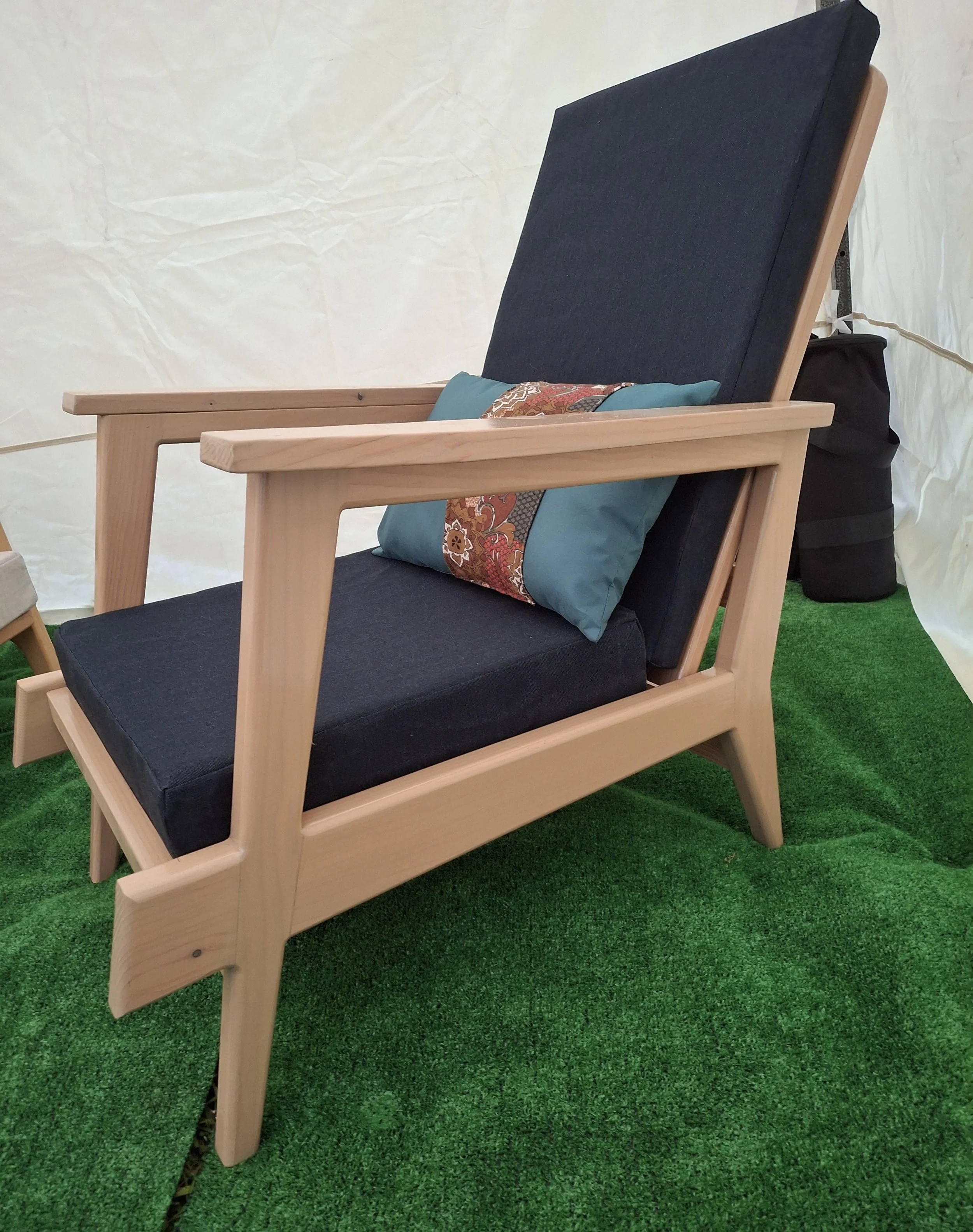Fauteuil géométrique de coté