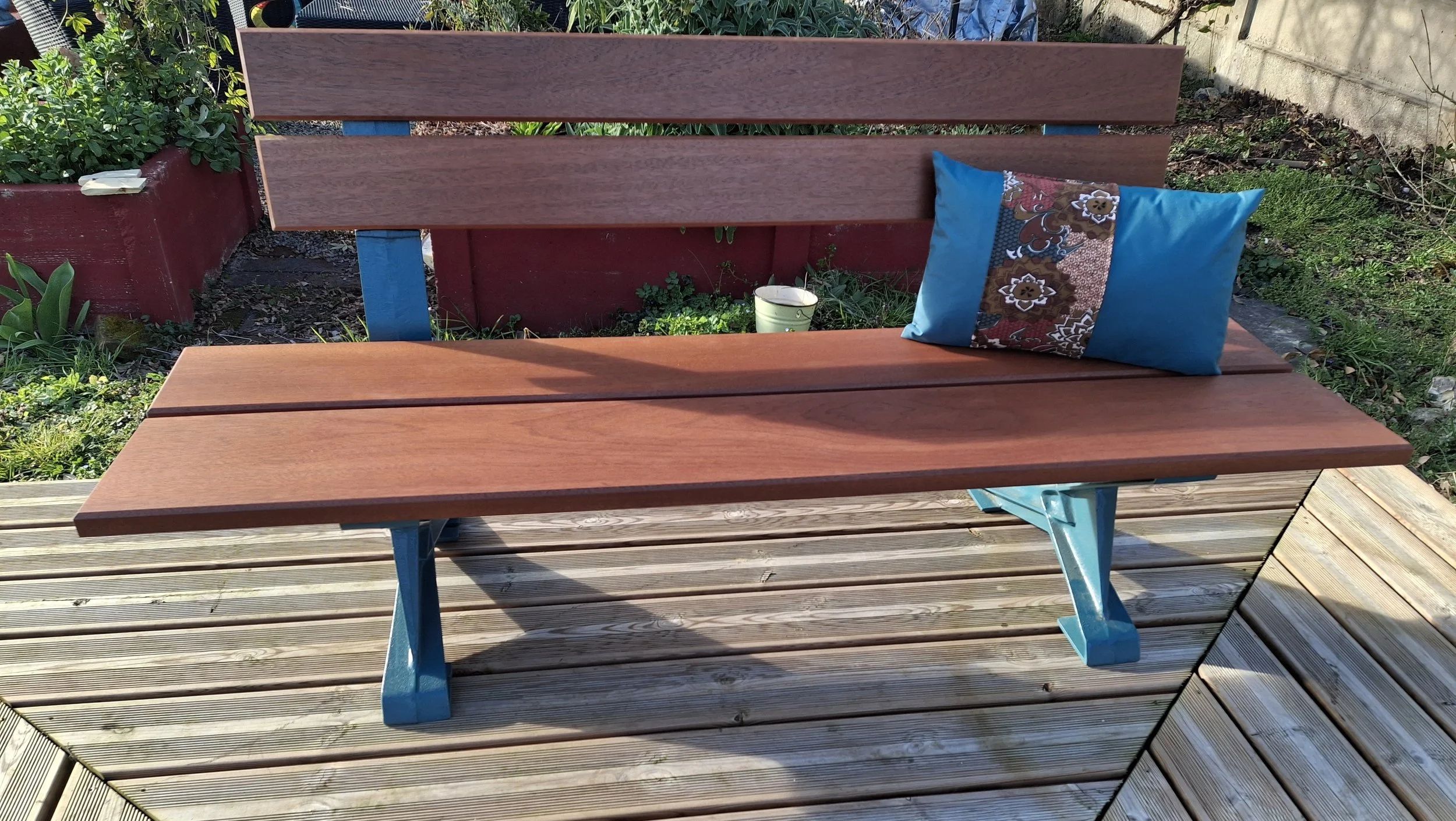 Banc pieds fonte anciens années 60 Fonderie Wunschel - Rénovation design en bois exotique - Pièce unique