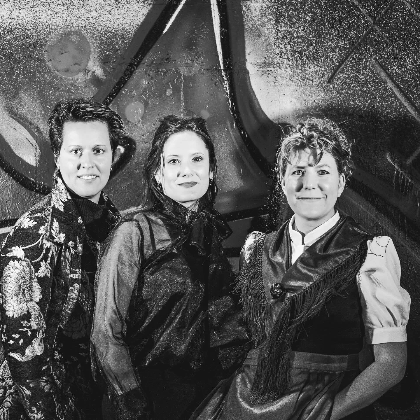 🎶 Volks/Lied/Kunst 🎶

Ein Abend mit Liedern aus dem Wallis und der Ferne

📅 Freitag, 26.9.25
📍 Hotel Glocke, Reckingen

Das Trio Volks/Lied/Kunst verbindet in seinen Konzerten das Volkslied mit dem Kunstlied &ndash; Tradition trifft Klassik, Natu