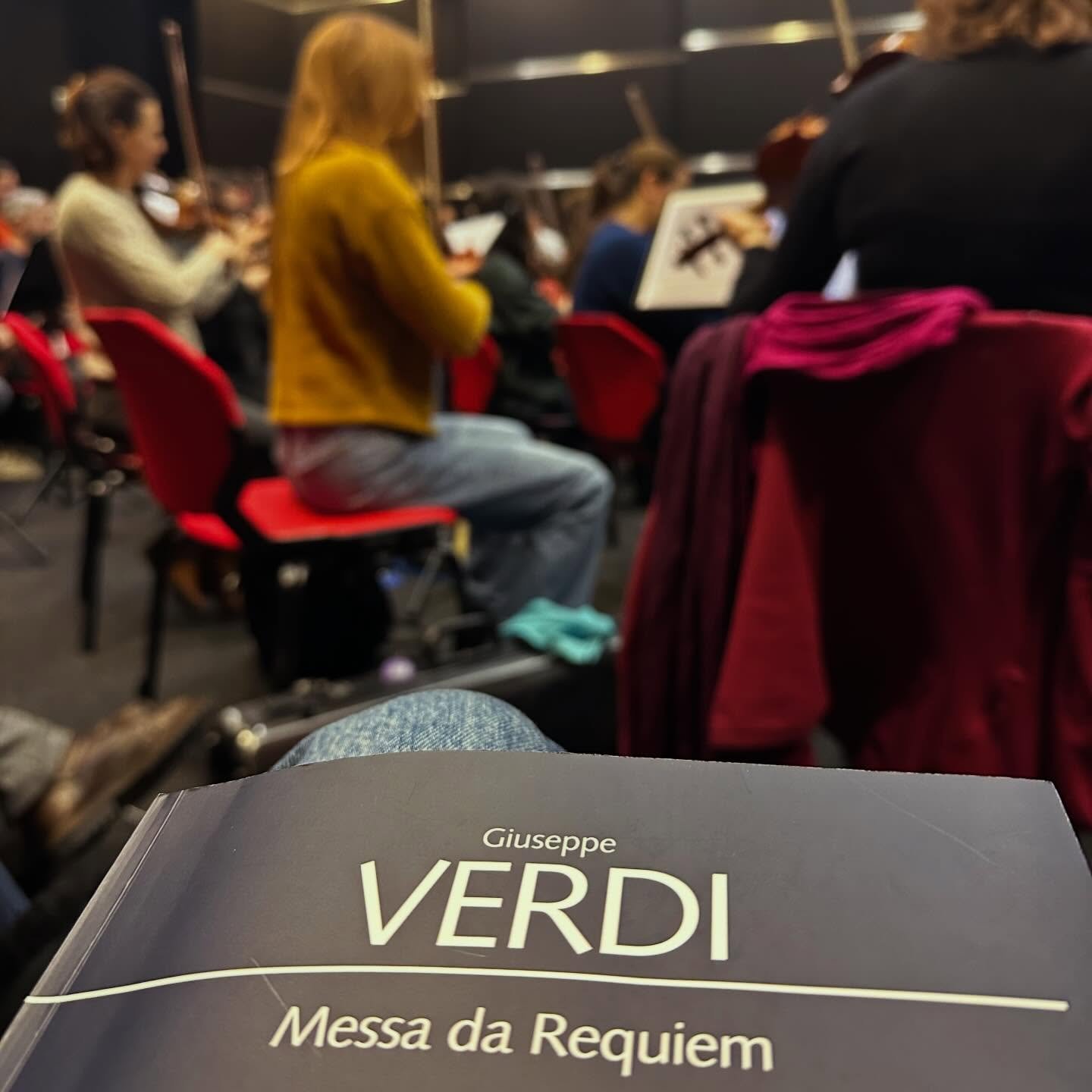 C&rsquo;est parti! 🎉

Auf zu neuen musikalischen und stimmlichen Dimensionen mit wunderbaren Menschen und herrlicher Musik! 🎶✨

Heute haben die Orchester-Proben f&uuml;r das Verdi-Requiem mit dem @ensemble_vocal_martigny begonnen. Ich freue mich au