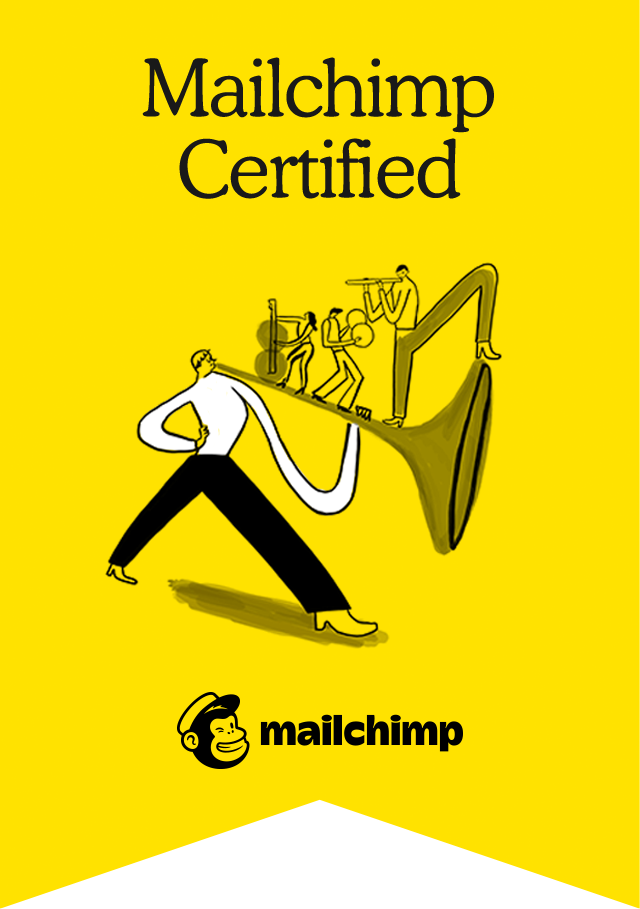Immagine promozionale di Mailchimp con sfondo giallo, una figura stilizzata che tiene un megafono da cui escono piccole persone che suonano strumenti musicali, e il testo 'Mailchimp Certified'. Logo di Mailchimp in basso.