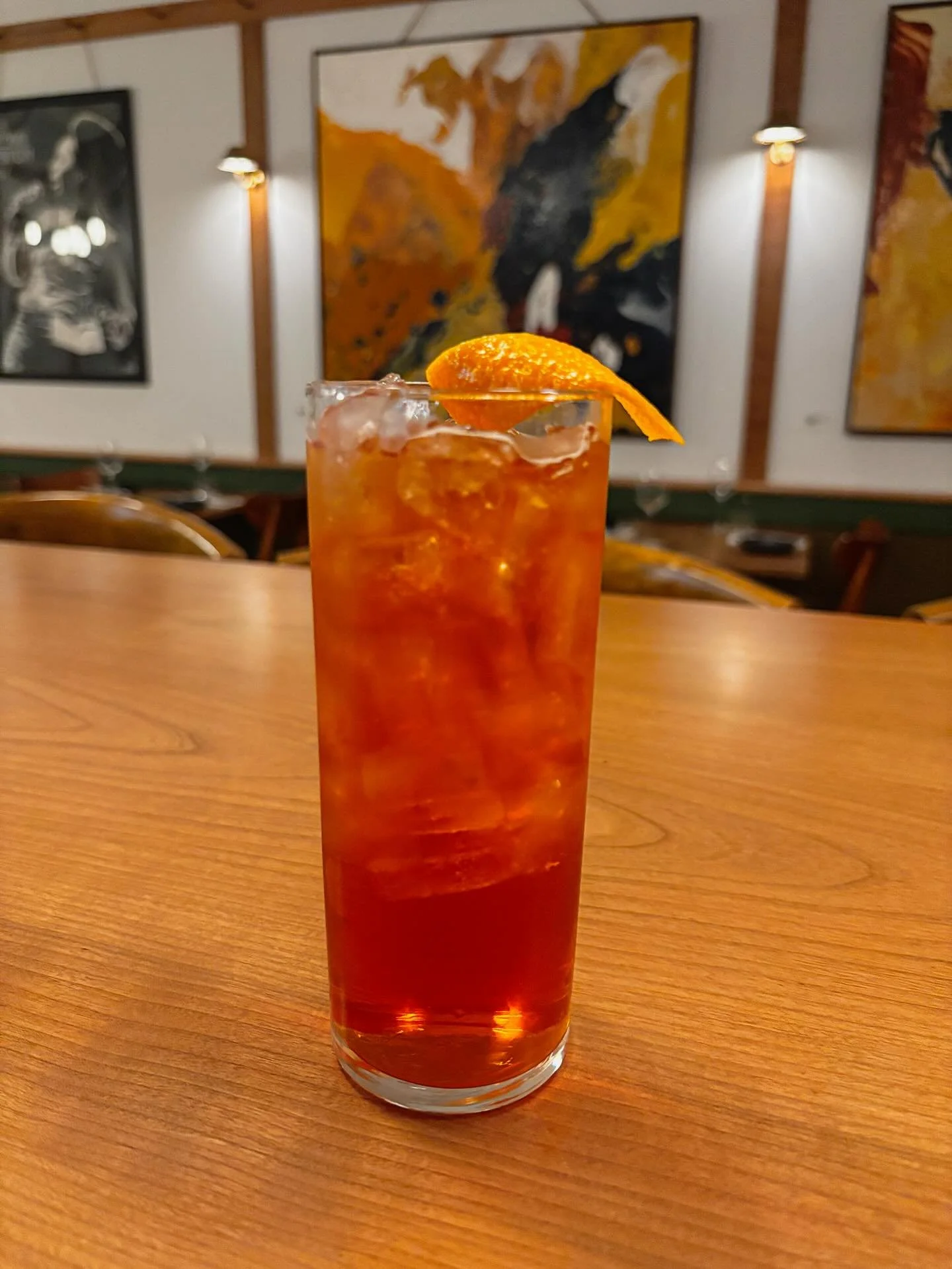 Precursor to the Negroni, the Americano cocktail is equal parts red bitter aperitif (like Campari, @cappelletti_aperitivo or @amorodevino) and sweet vermouth topped with soda water. Legend has it that a Florentine Count by the surname Negroni one nig