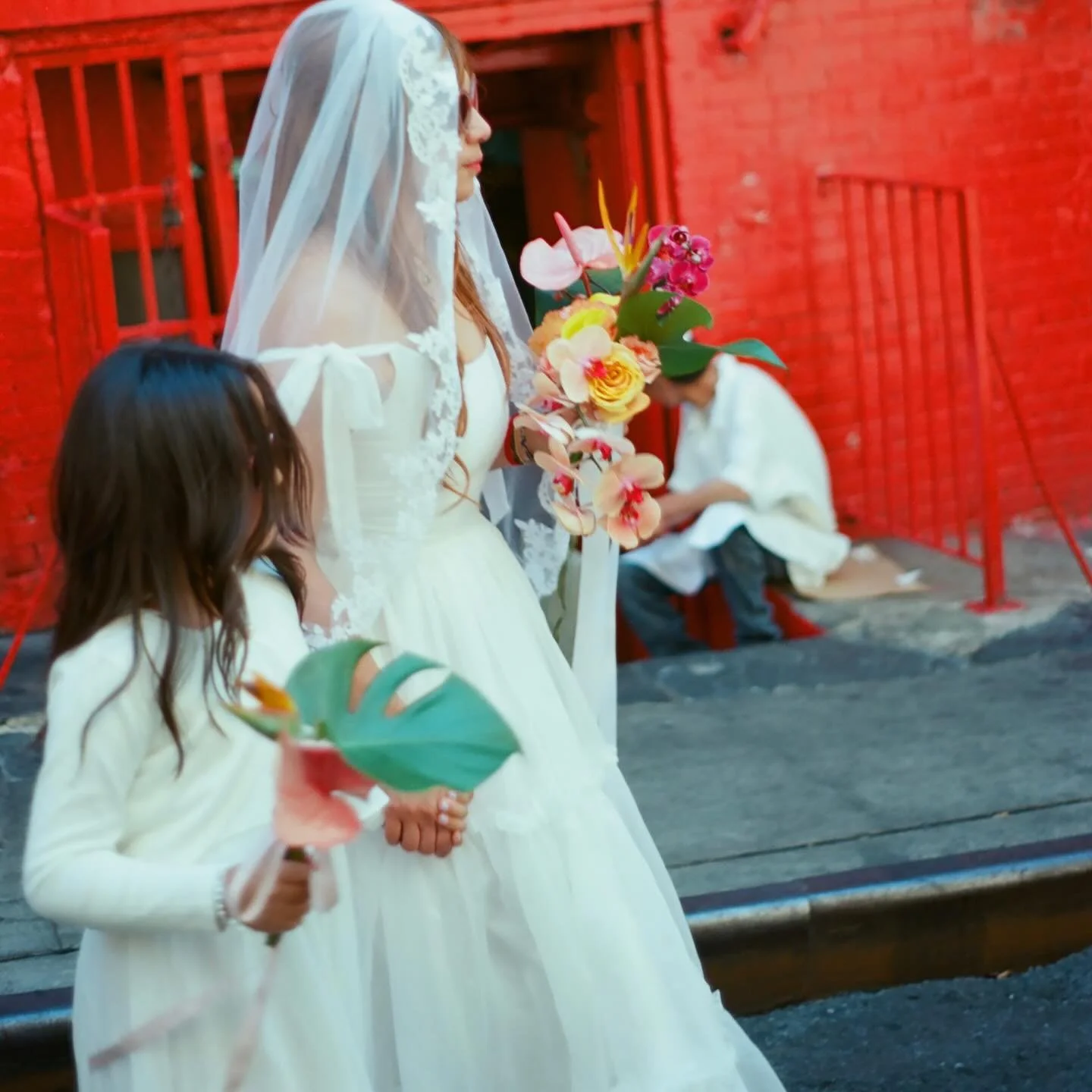 Can we talk about the absolute stunner that is @babyl_a_l_a - I met her while popping up for an event downtown - and we immediately hit it off! She was eloping to her mans the following weekend and didn&rsquo;t have a bouquet locked down, when she sa