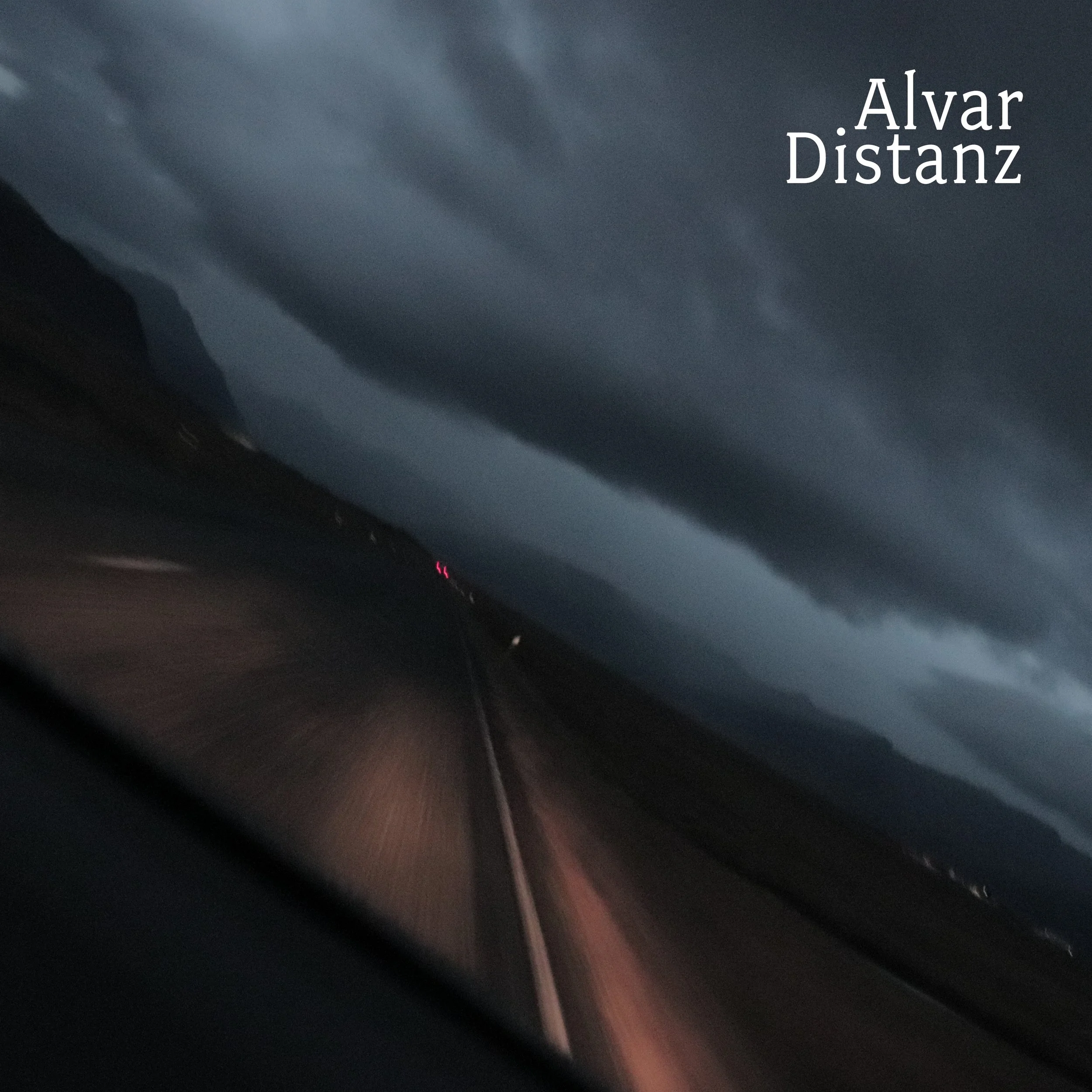 Verschwommene Straße bei Nacht mit dunklen Wolken am Himmel und roten Rücklichtern in der Ferne; Text 'Alvar Distanz' oben rechts im Bild.