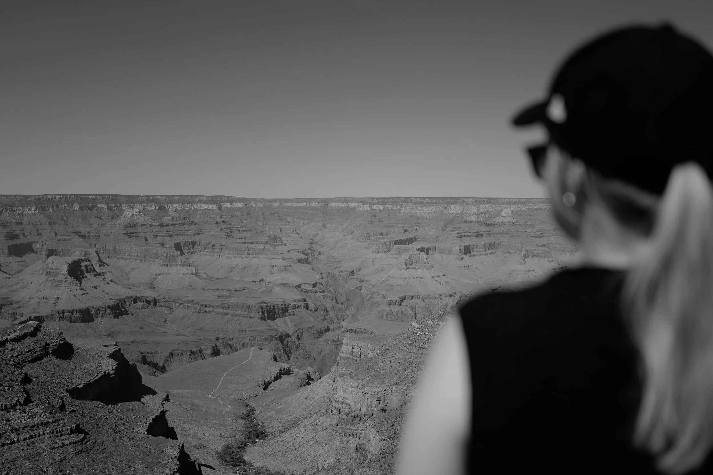 Teilnehmerin betrachtet den Grand Canyon in schwarz-weiß.
