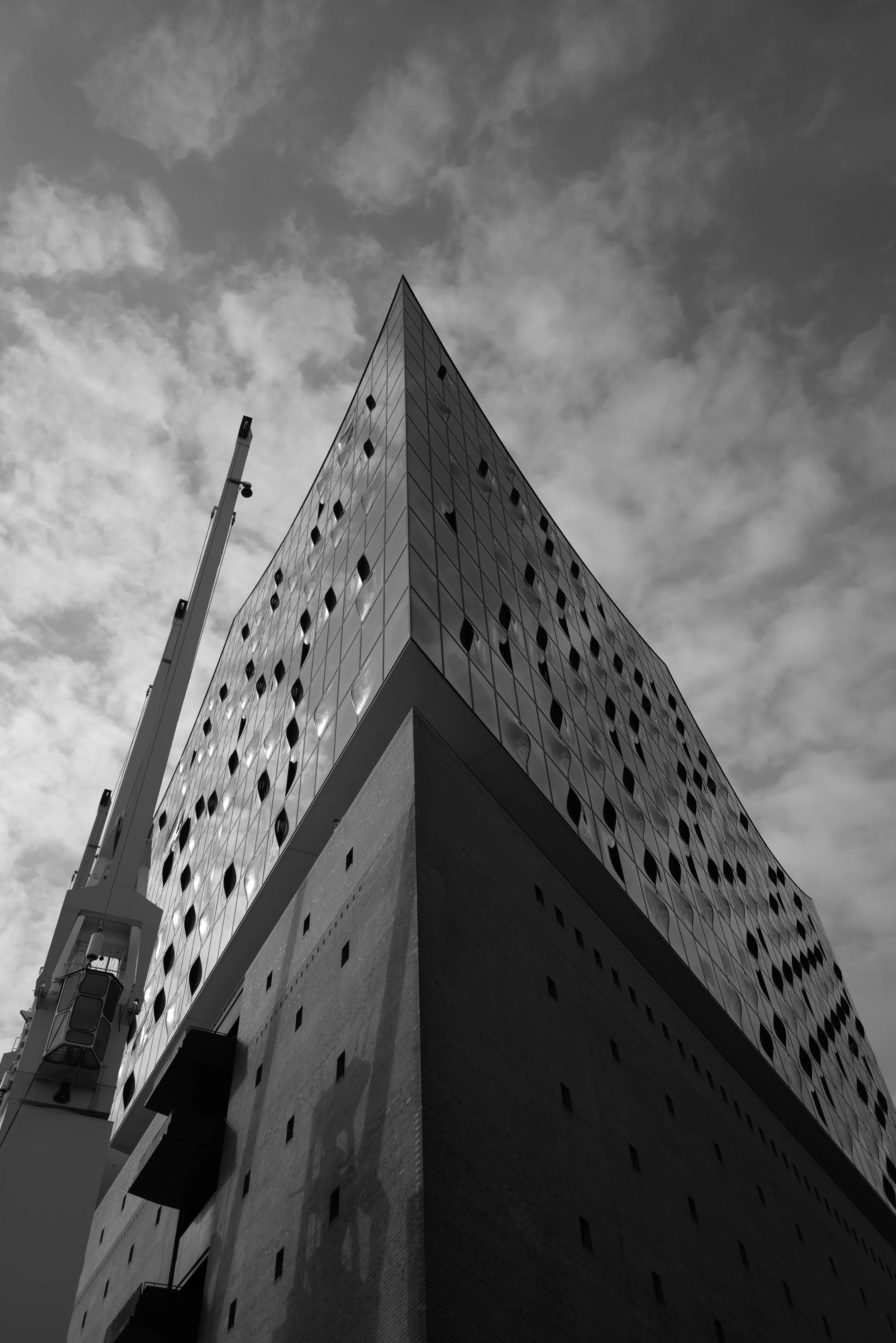 Moderne Architektur eines Gebäudes mit Glasfassade, seitlicher Blick in Schwarz-Weiß.