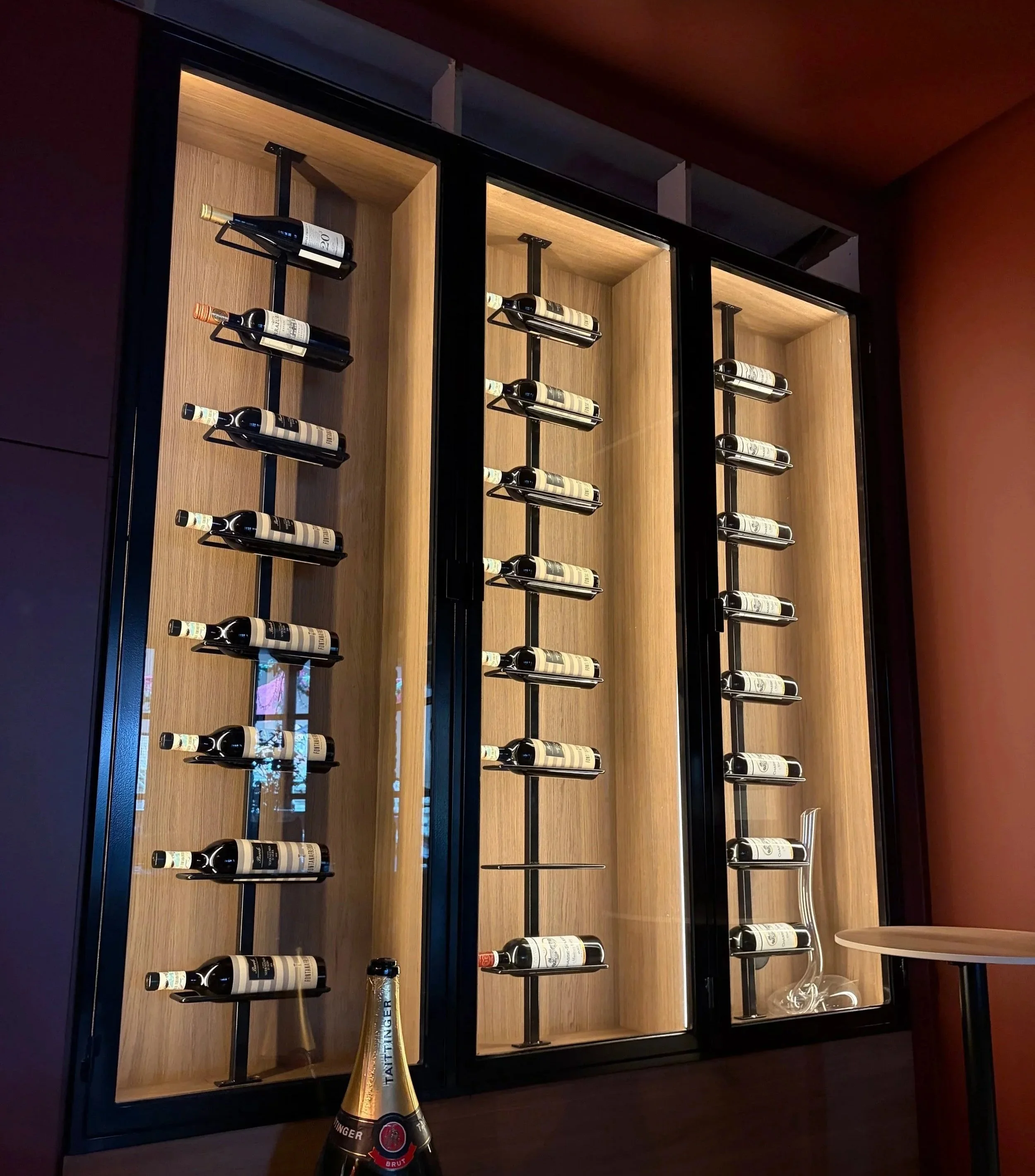 wijnkast met slanke ingebouwde liggers voor lokale wijnbar