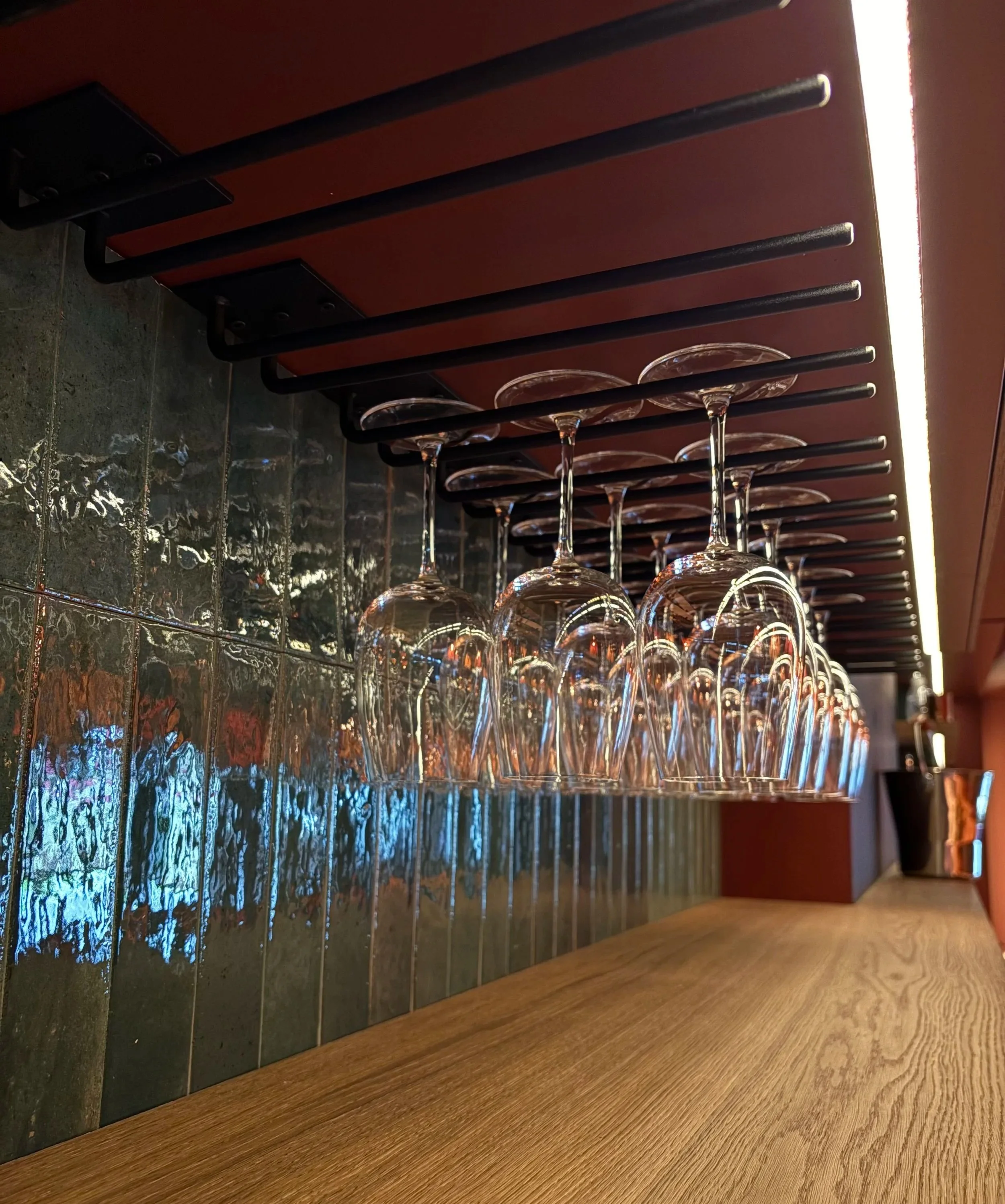 slanke wijnglashouders matzwart gepoederlakt