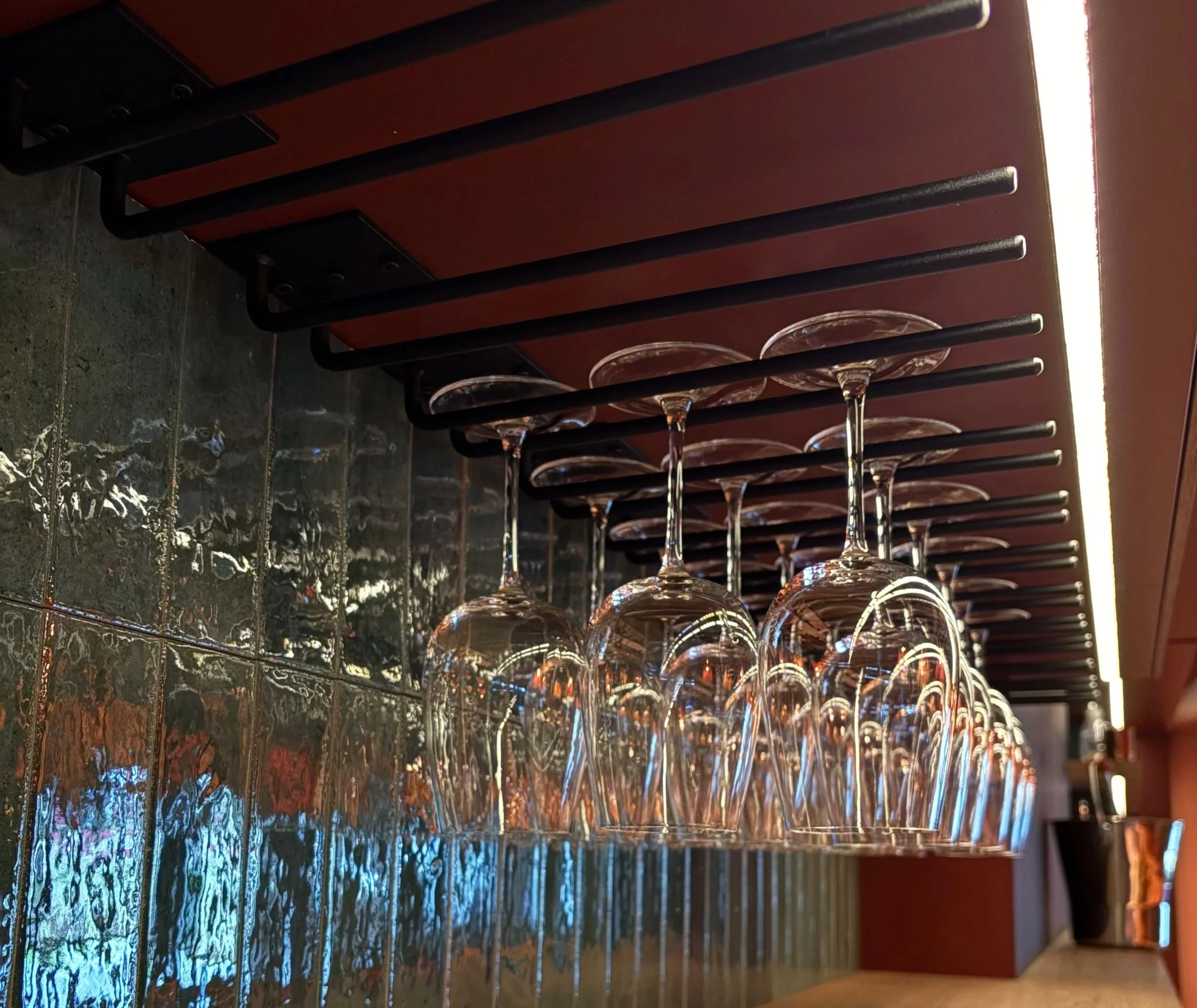 slanke wijnglashouders matzwart gepoederlakt