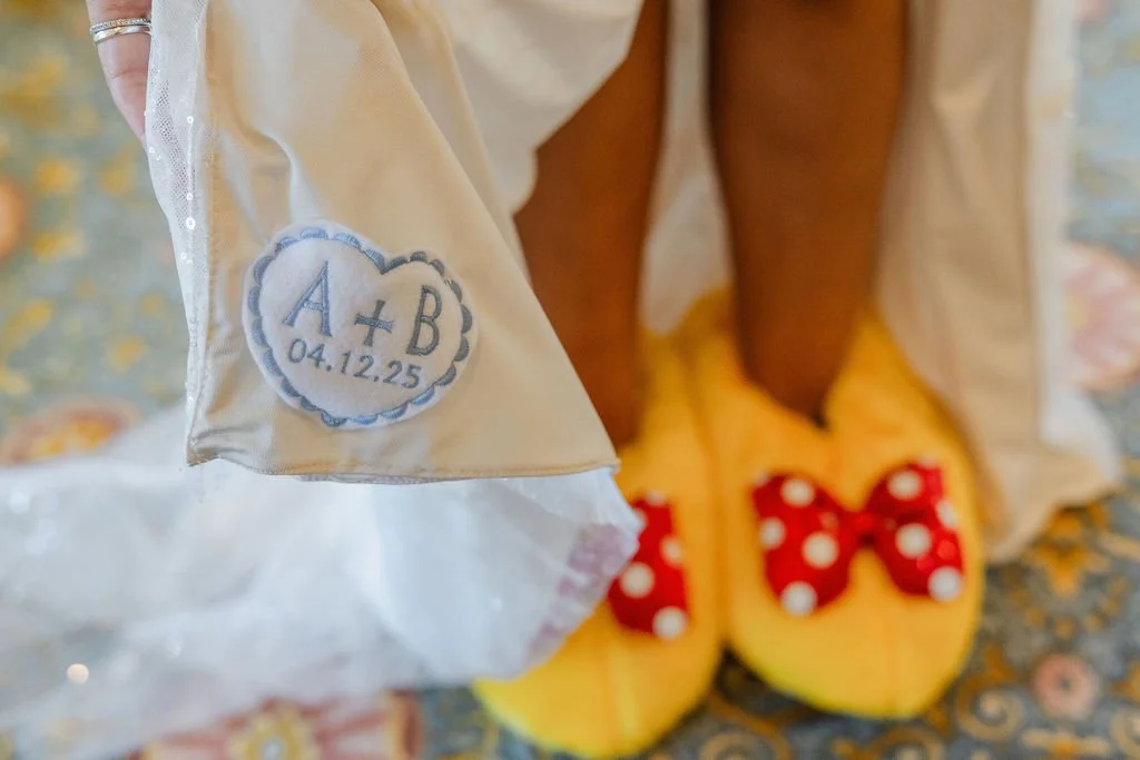 Slippers on, wedding shoes off&hellip; ready to welcome the weekend like a true Disney bride 🐭✨ Cheers to cozy moments and magical weekends! 💕

Photo love: @mariariboliphotography 

#FairyTalesAndWeddingBells #DisneyBride #MinnieMagic #WeekendVibes
