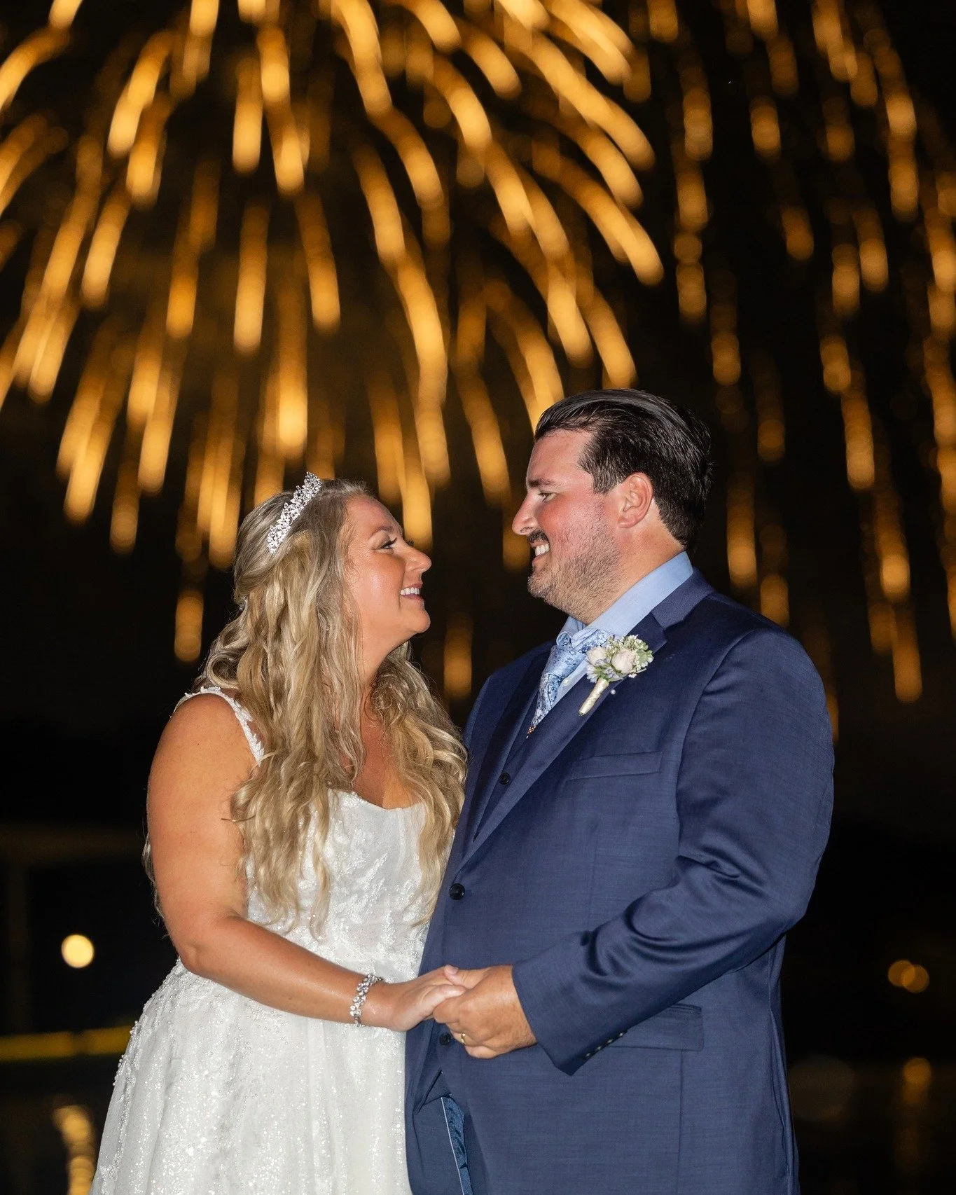 A little midweek magic ✨🎆

While you&rsquo;re working&hellip; we&rsquo;re over here dreaming up moments like this!

So tell us&hellip;
💭 What are you working on this Wednesday?

Planning your wedding?
Finalizing details?
Or just trying to make it t