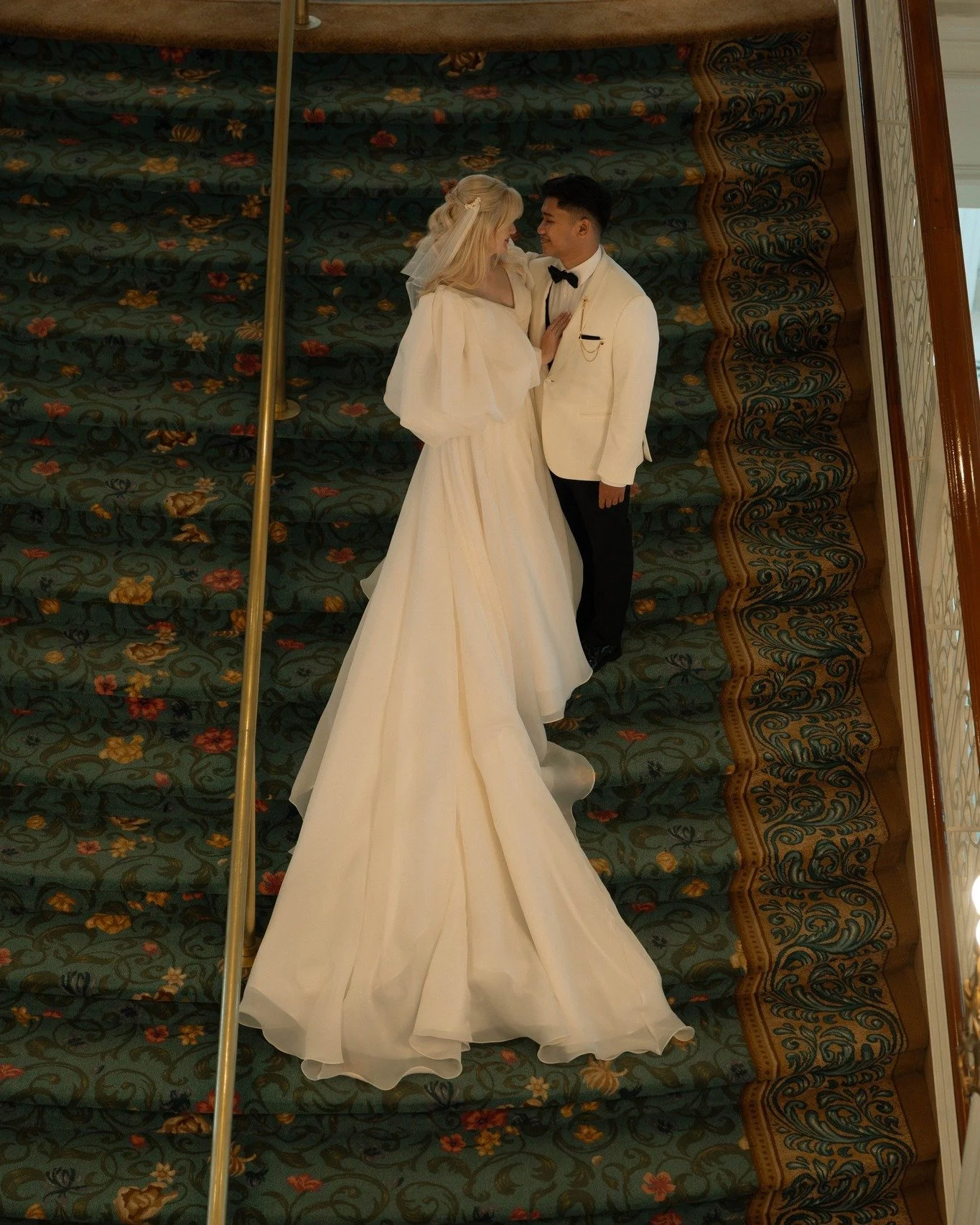 An actual fairytale moment ✨🤍

The way her gown flows effortlessly down the staircase&hellip; the soft, romantic movement&hellip; the quiet, intimate moment between them in the middle of it all.

It feels cinematic. Timeless. Completely unforgettabl