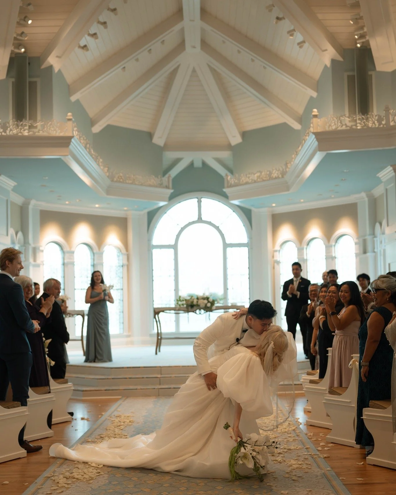 The dip and kiss&hellip; a classic for a reason 💋✨

This iconic moment actually dates back to old Hollywood - think dramatic final scenes where the couple shares a sweeping, cinematic kiss before the credits roll.

And somewhere along the way, it ma