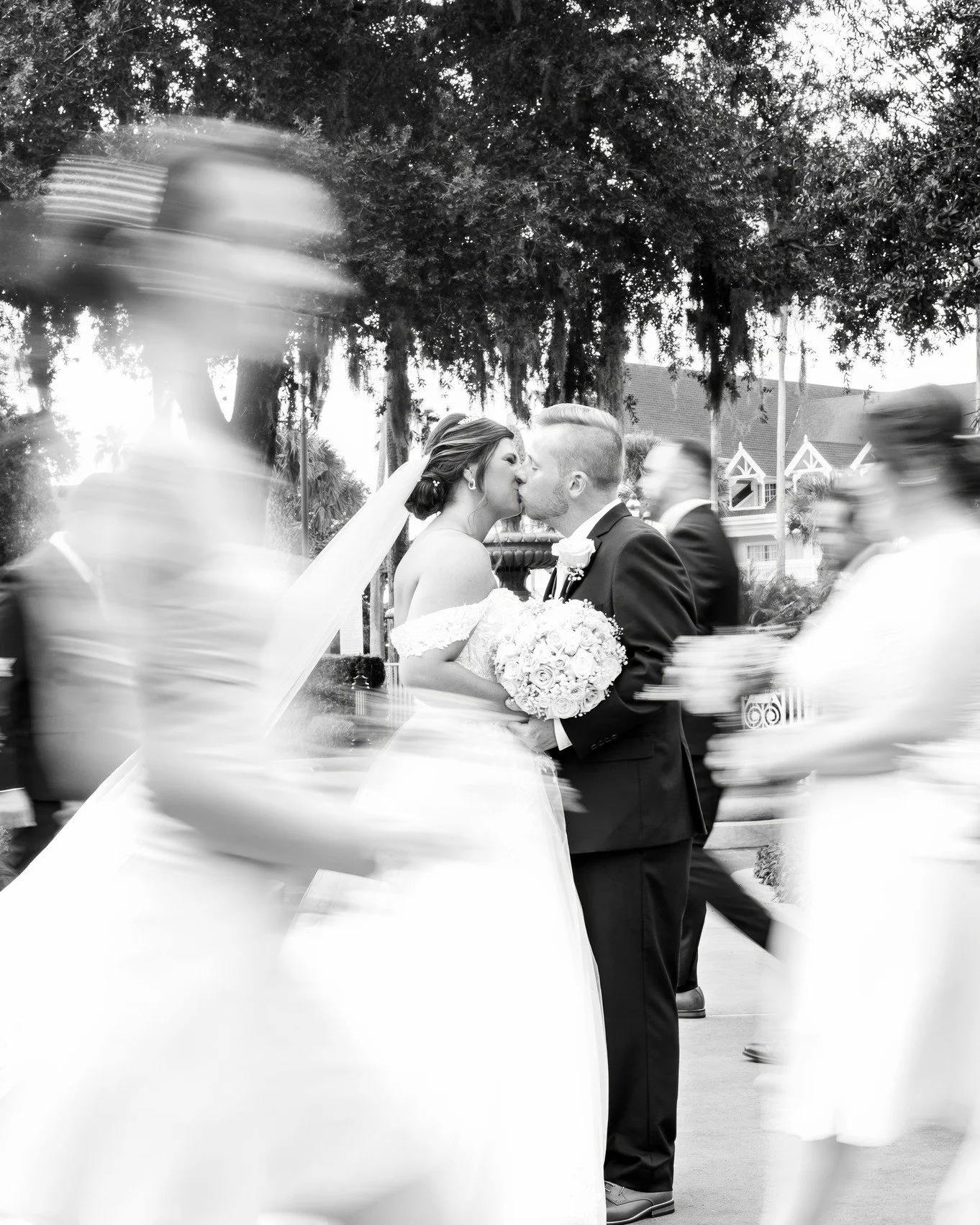 Your wedding day&hellip; it goes by in a blur.

One moment you&rsquo;re getting ready, and the next you&rsquo;re walking down the aisle, dancing, laughing, and suddenly&hellip; It&rsquo;s over. 🤍

So here&rsquo;s your reminder:
✨ Pause
✨ Look around