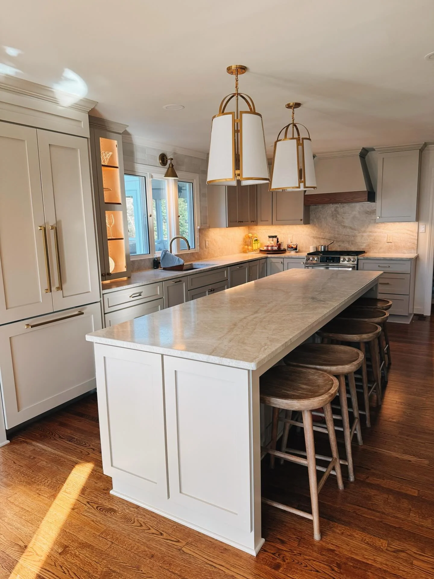 This kitchen renovation is finally complete. The walnut tones, honed quartzite countertops and backsplash, and purposeful lighting have created such a cozy atmosphere for this family of five. I enjoyed working with @carysmill to bring this to fruitio