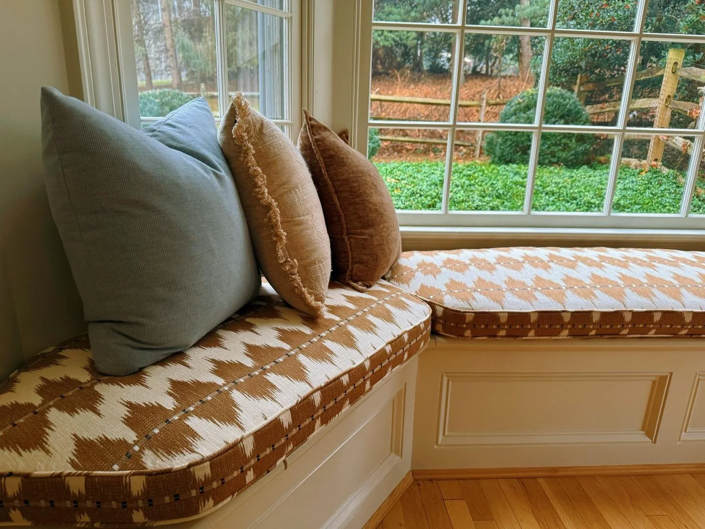 Just installed these gorgeous custom cushions in our Potomac project. Fabric is @larsenfabrics and upholstery was done by the fabulous @kathygeffendesign.