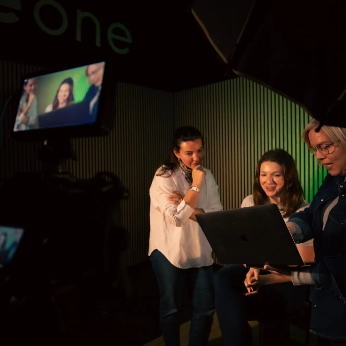 On set with the team at Energy-IO 🔋for @space._21 at @coveonestudios 🎬

Thanks Dave for the BTS snaps!