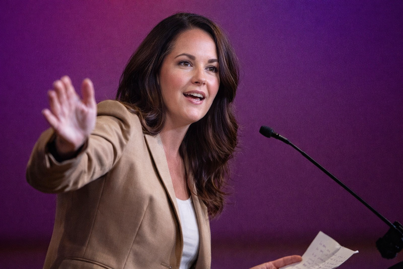 Bronwen-Murray-Speaking-At-Microphone